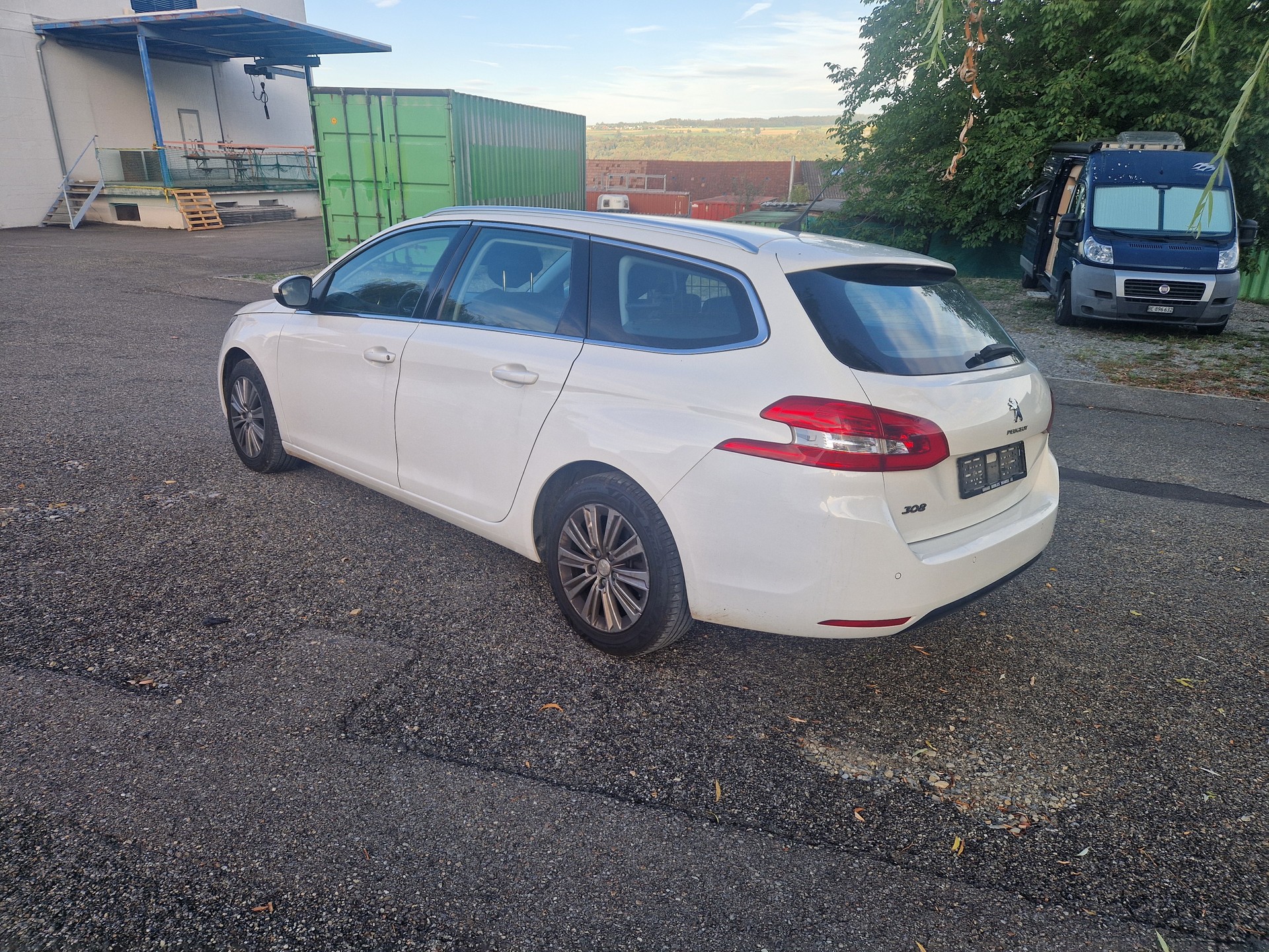 PEUGEOT 308 SW 1.5 BlueHDI Tech Edition EAT8-image-3