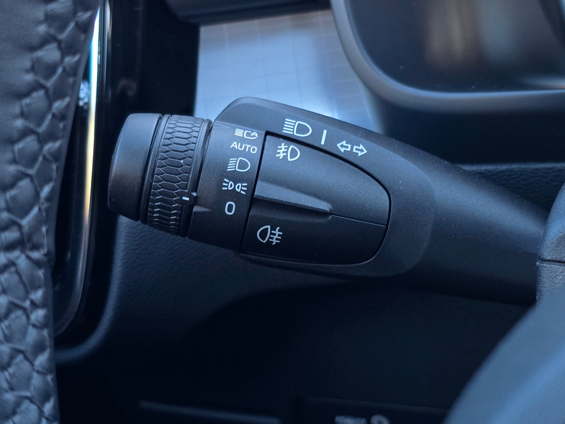 VOLVO XC40 T2 Core XCITE Geartronic mit AHK-image-27