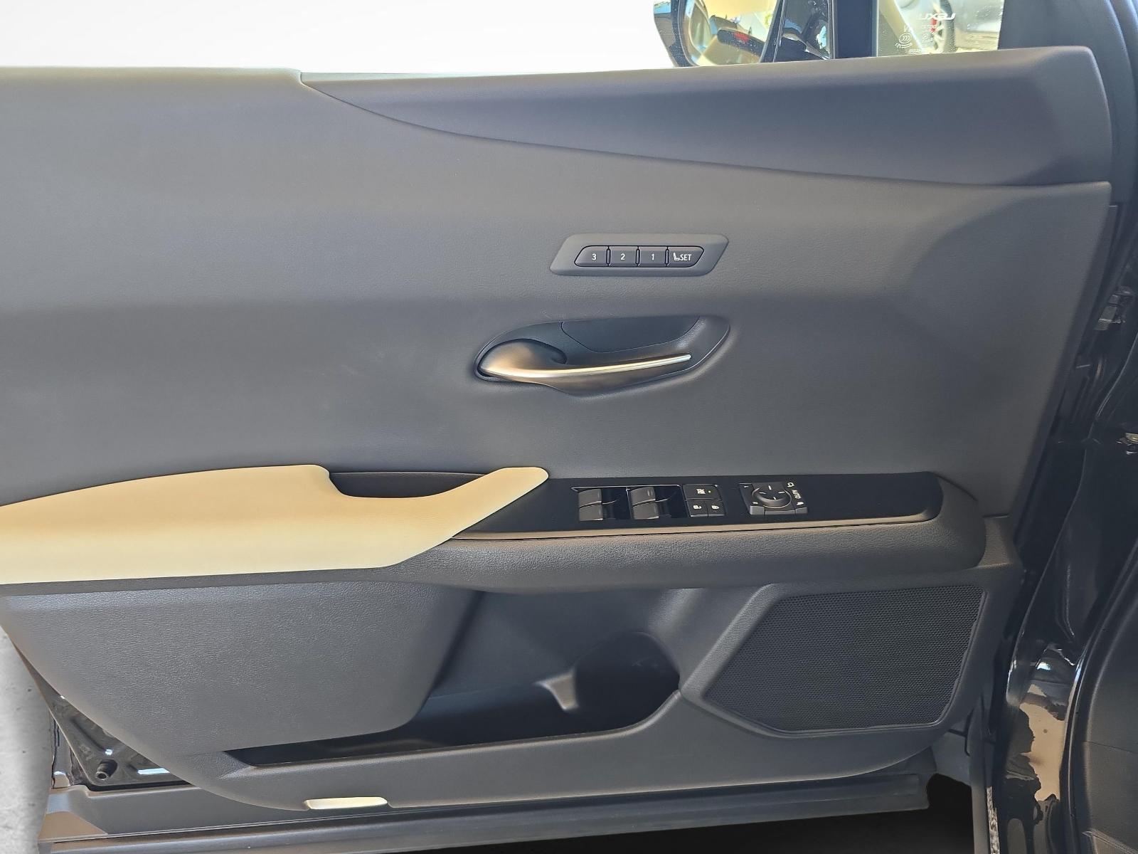 LEXUS UX 250h Excellence-image-16