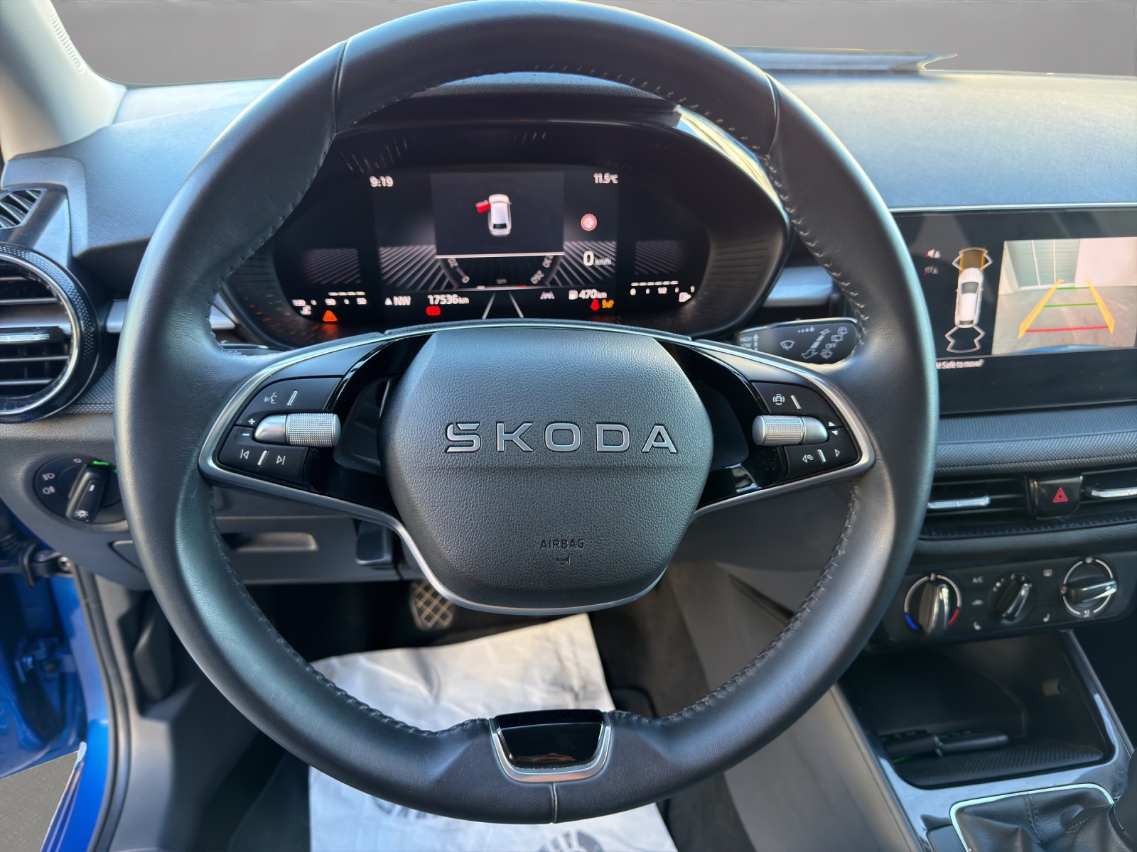 SKODA Fabia 1.0 MPI Young Edition-image-9