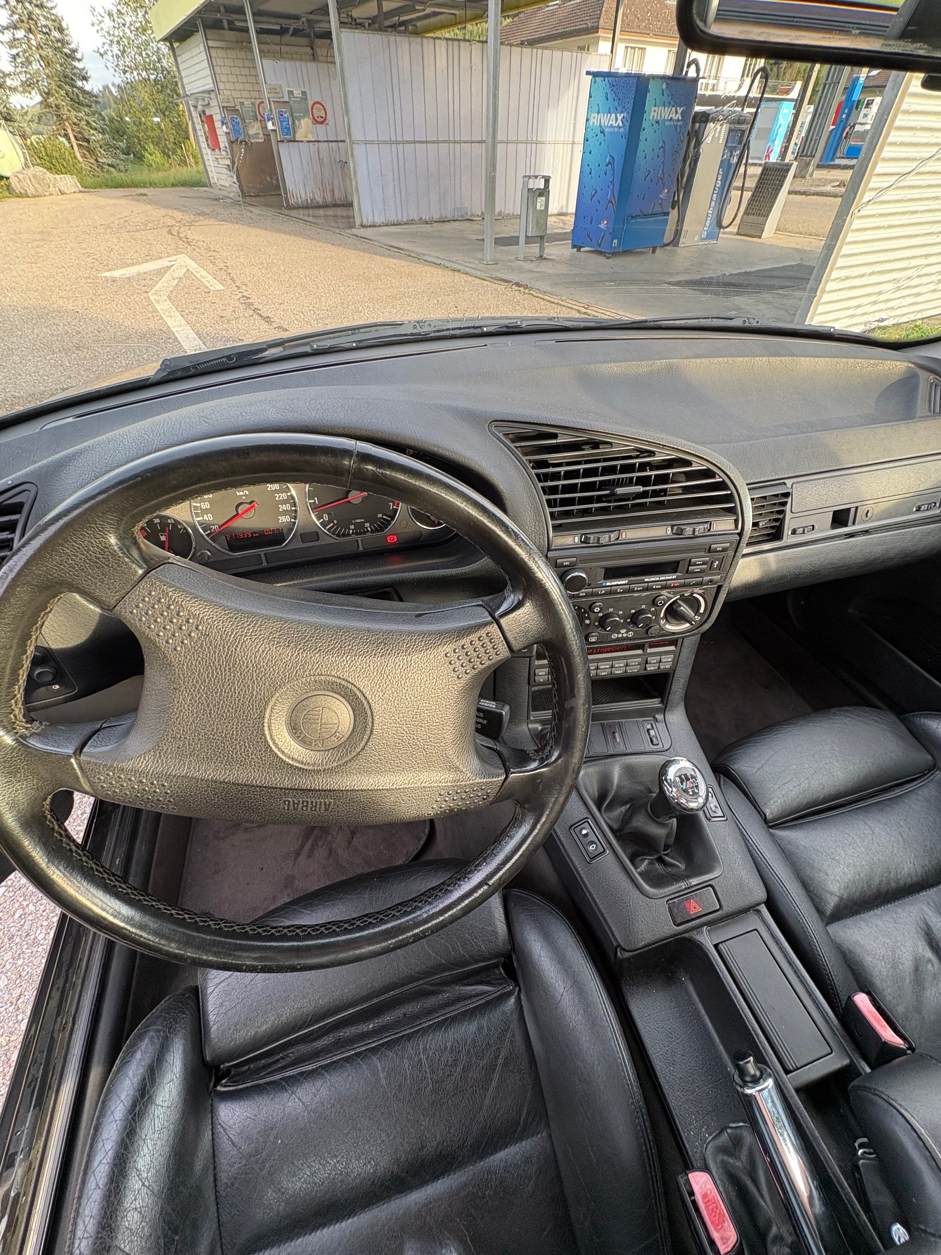 BMW 325i-image-2