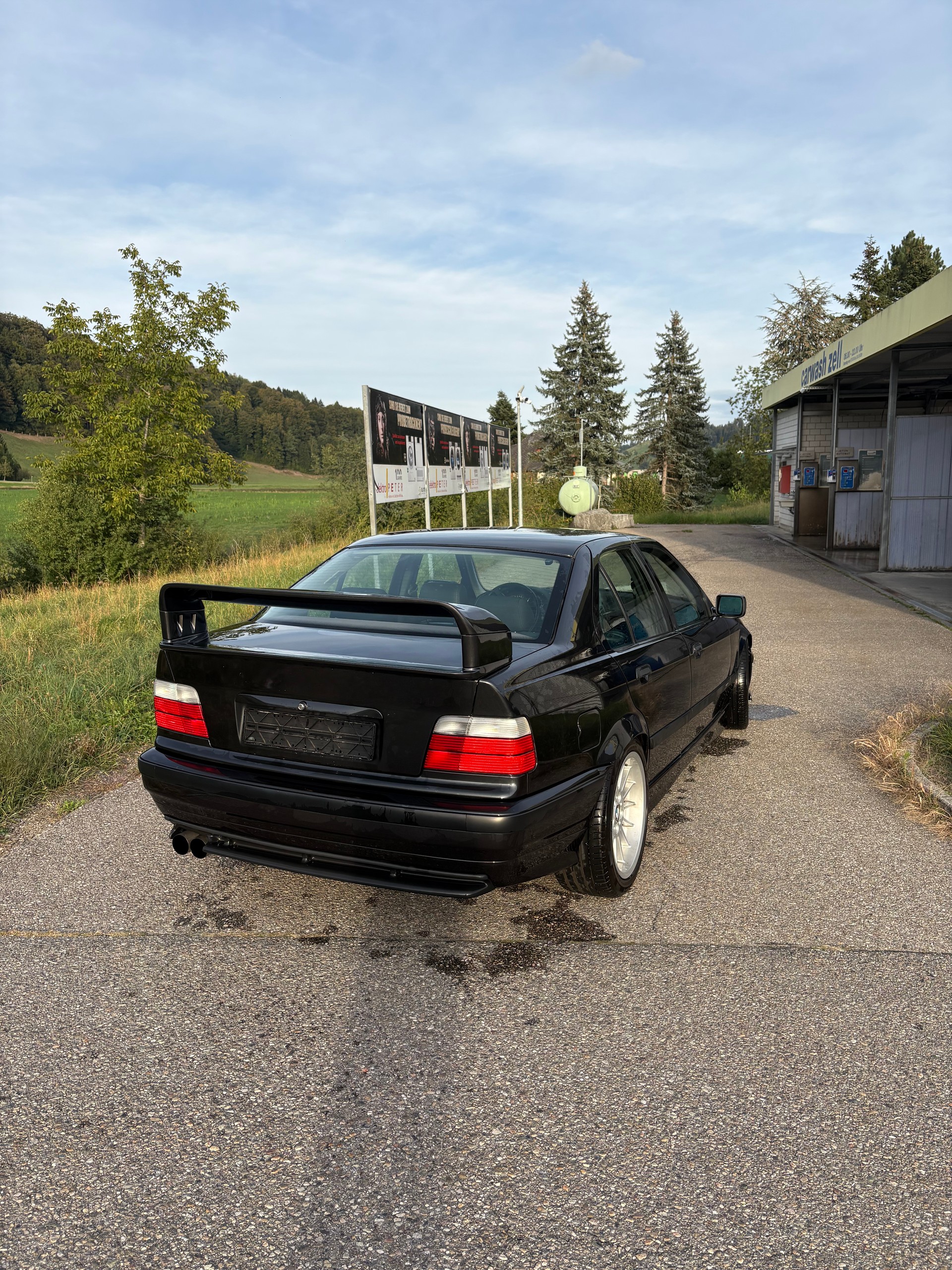 BMW 325i-image-1
