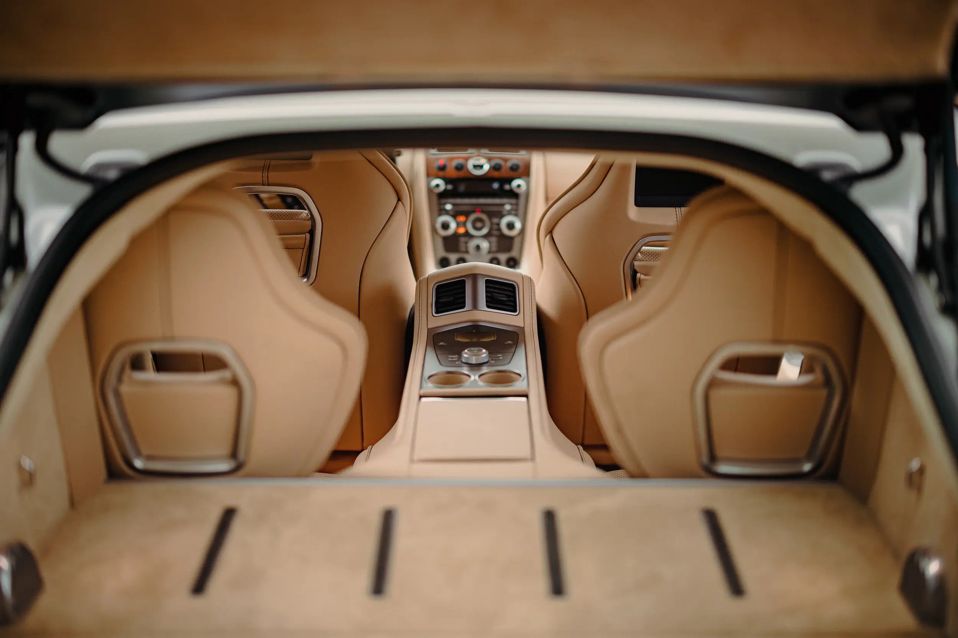 ASTON MARTIN 6.0 V12-image-3