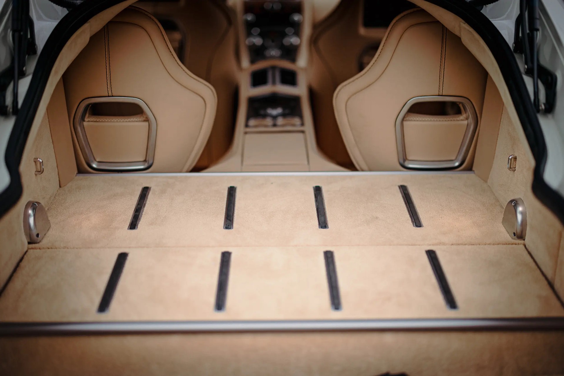 ASTON MARTIN 6.0 V12-image-2