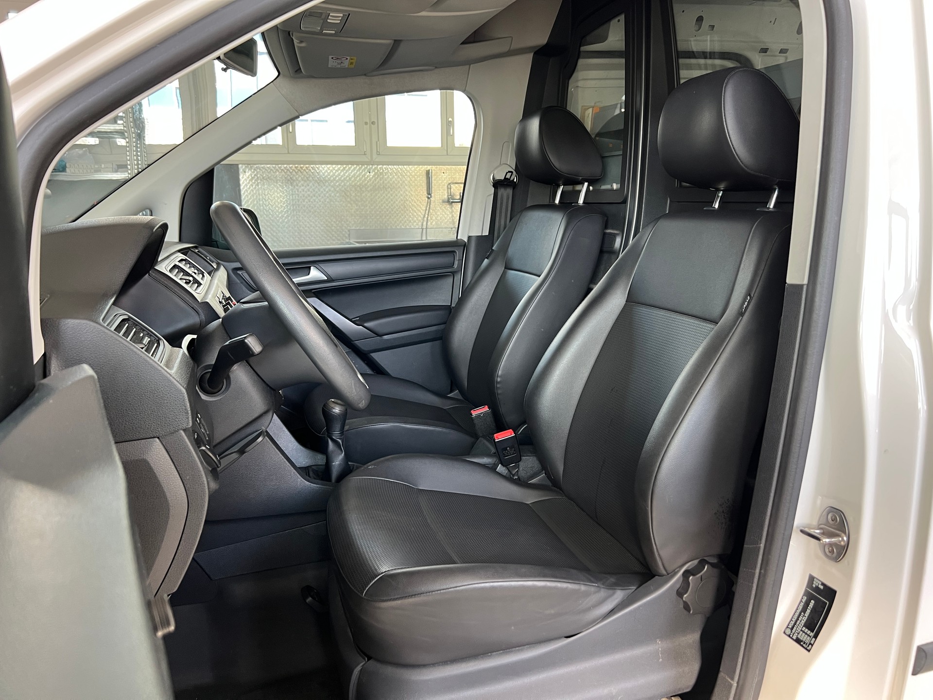 VW Caddy 1.0 TSI BlueMotion Technology-image-4