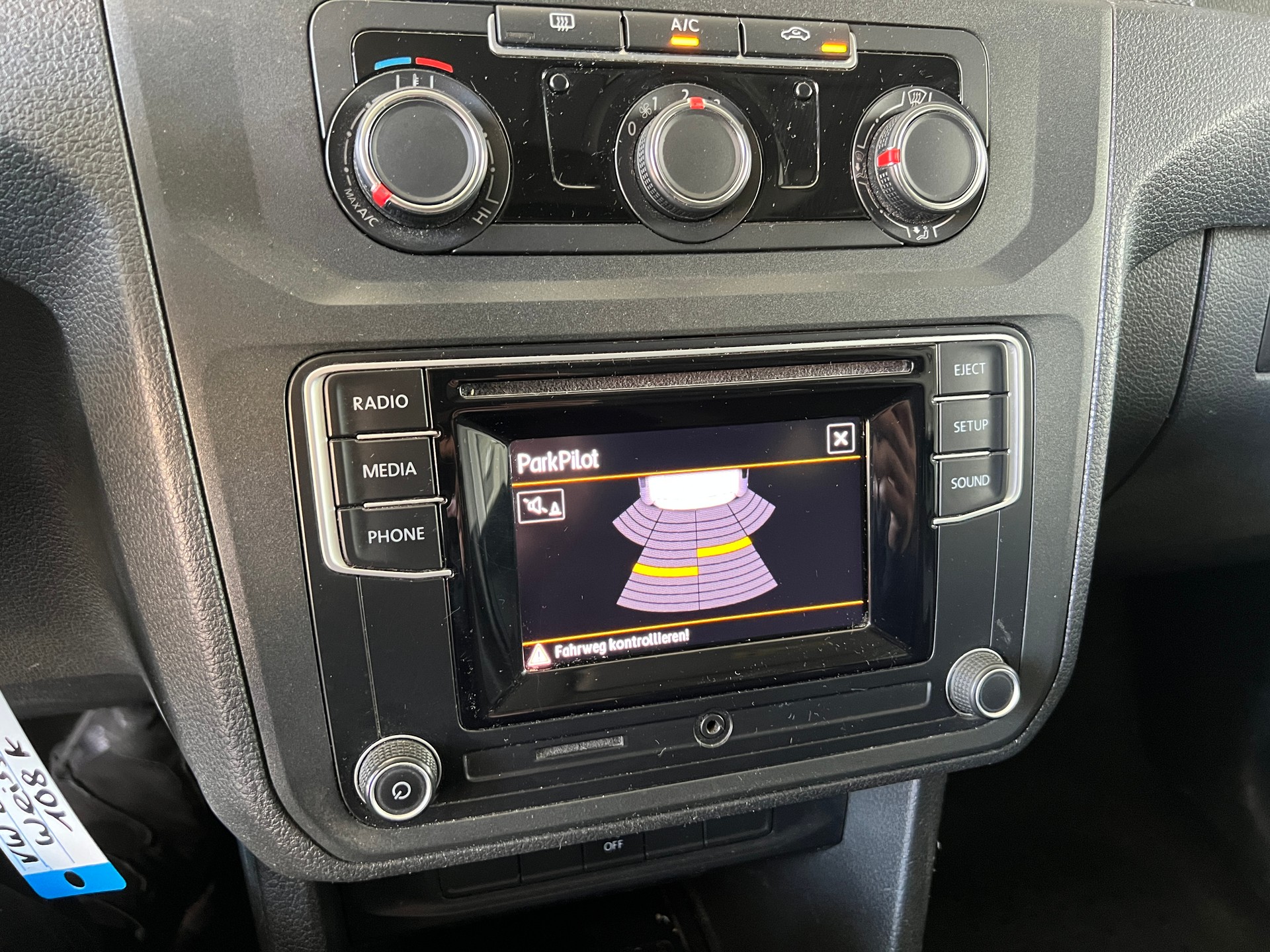 VW Caddy 1.0 TSI BlueMotion Technology-image-9