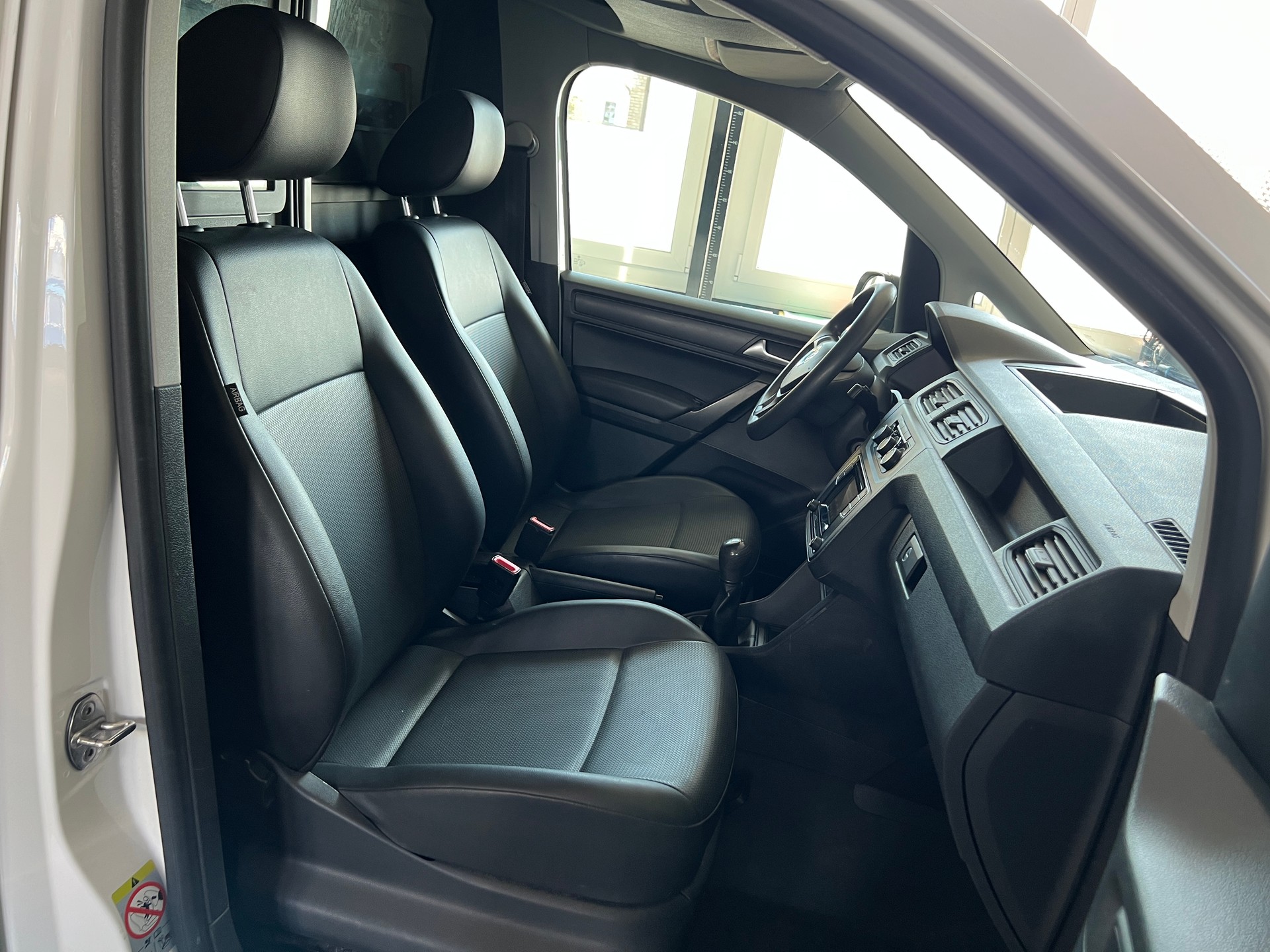 VW Caddy 1.0 TSI BlueMotion Technology-image-5
