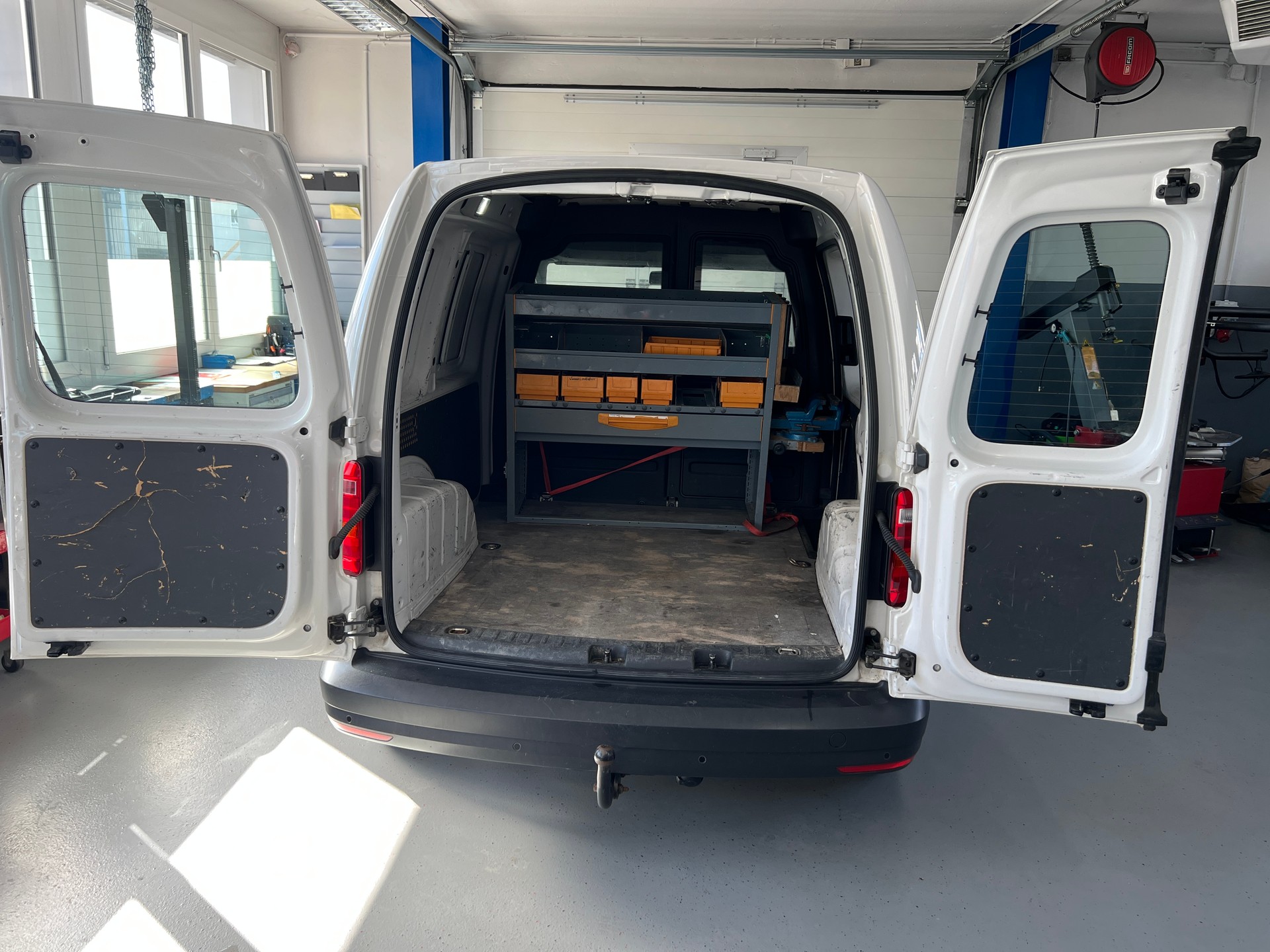 VW Caddy 1.0 TSI BlueMotion Technology-image-8