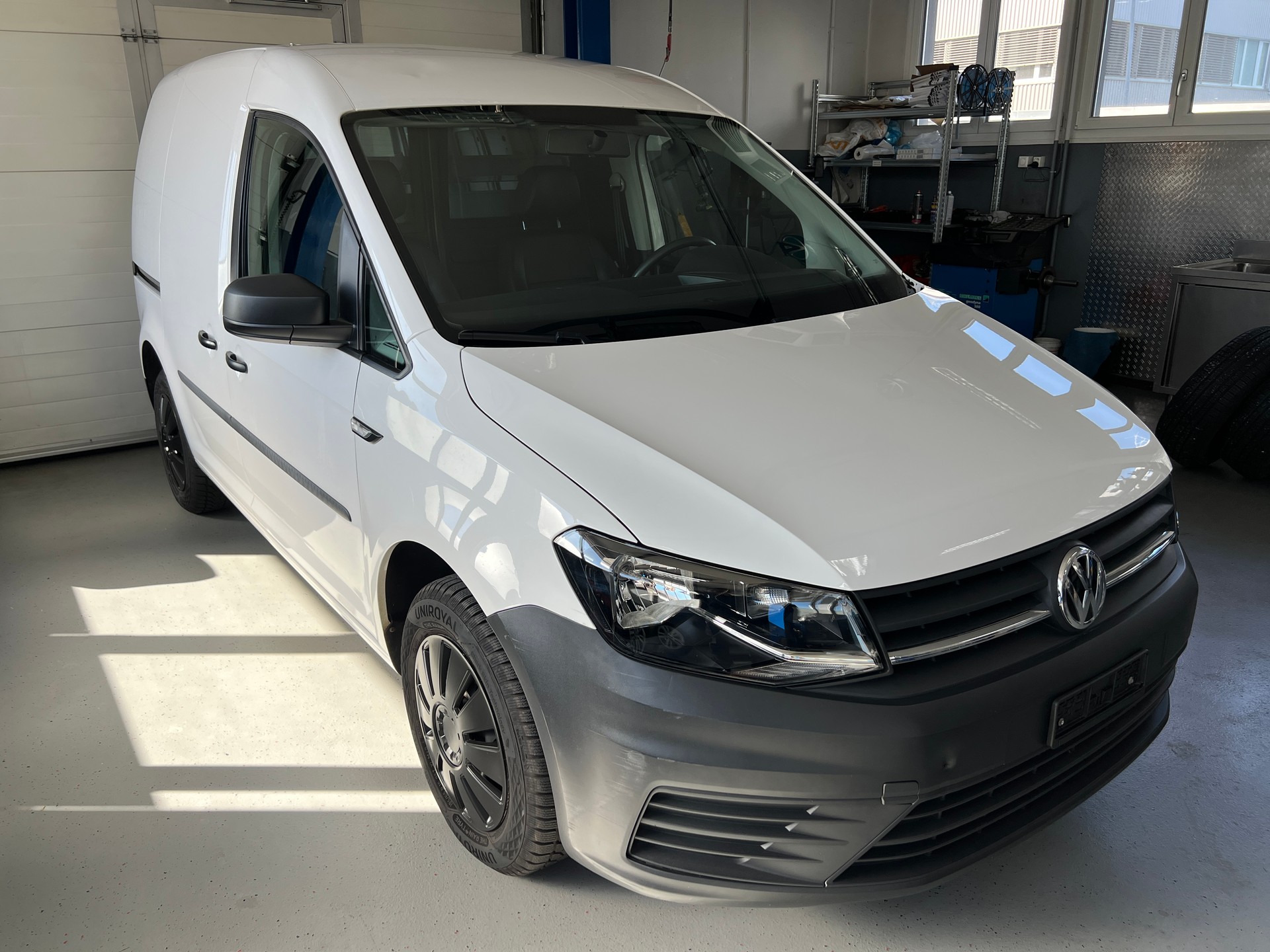 VW Caddy 1.0 TSI BlueMotion Technology-image-1