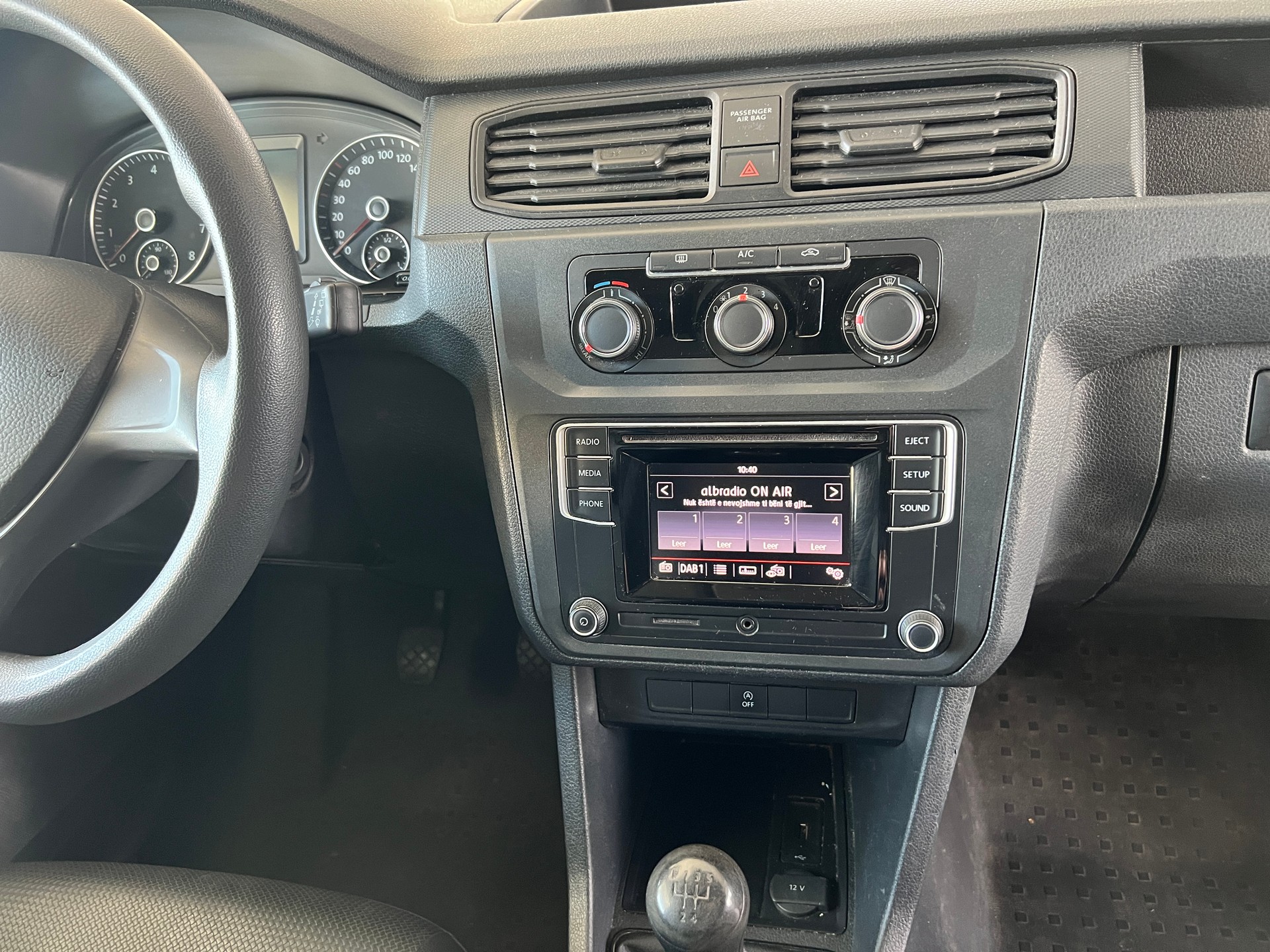 VW Caddy 1.0 TSI BlueMotion Technology-image-6