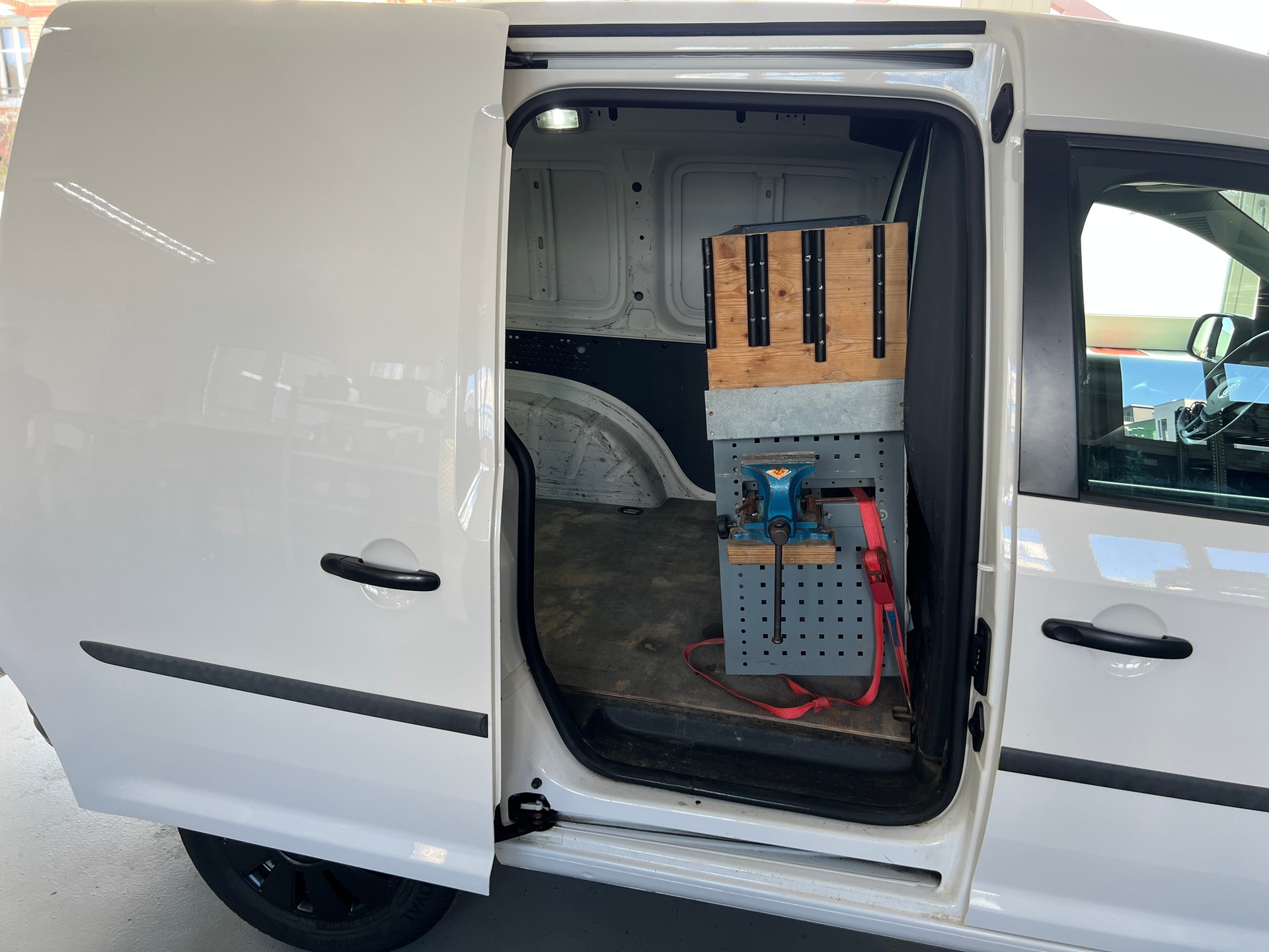 VW Caddy 1.0 TSI BlueMotion Technology-image-7