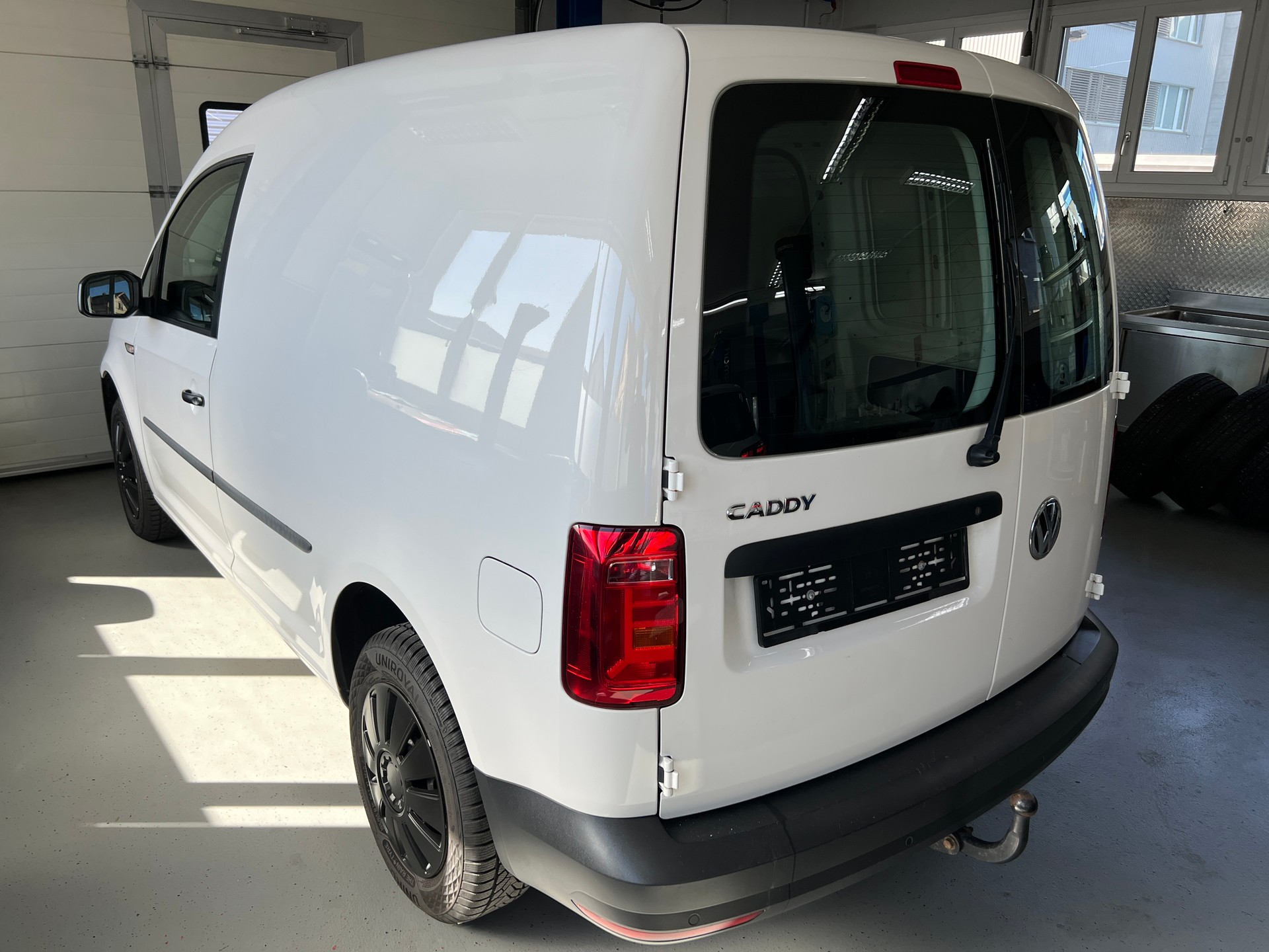 VW Caddy 1.0 TSI BlueMotion Technology-image-2