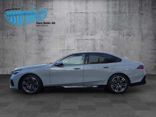 BMW 520d xDrive 48V M Sport-showroom-element-2