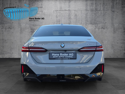 BMW 520d xDrive 48V M Sport-showroom-element-3