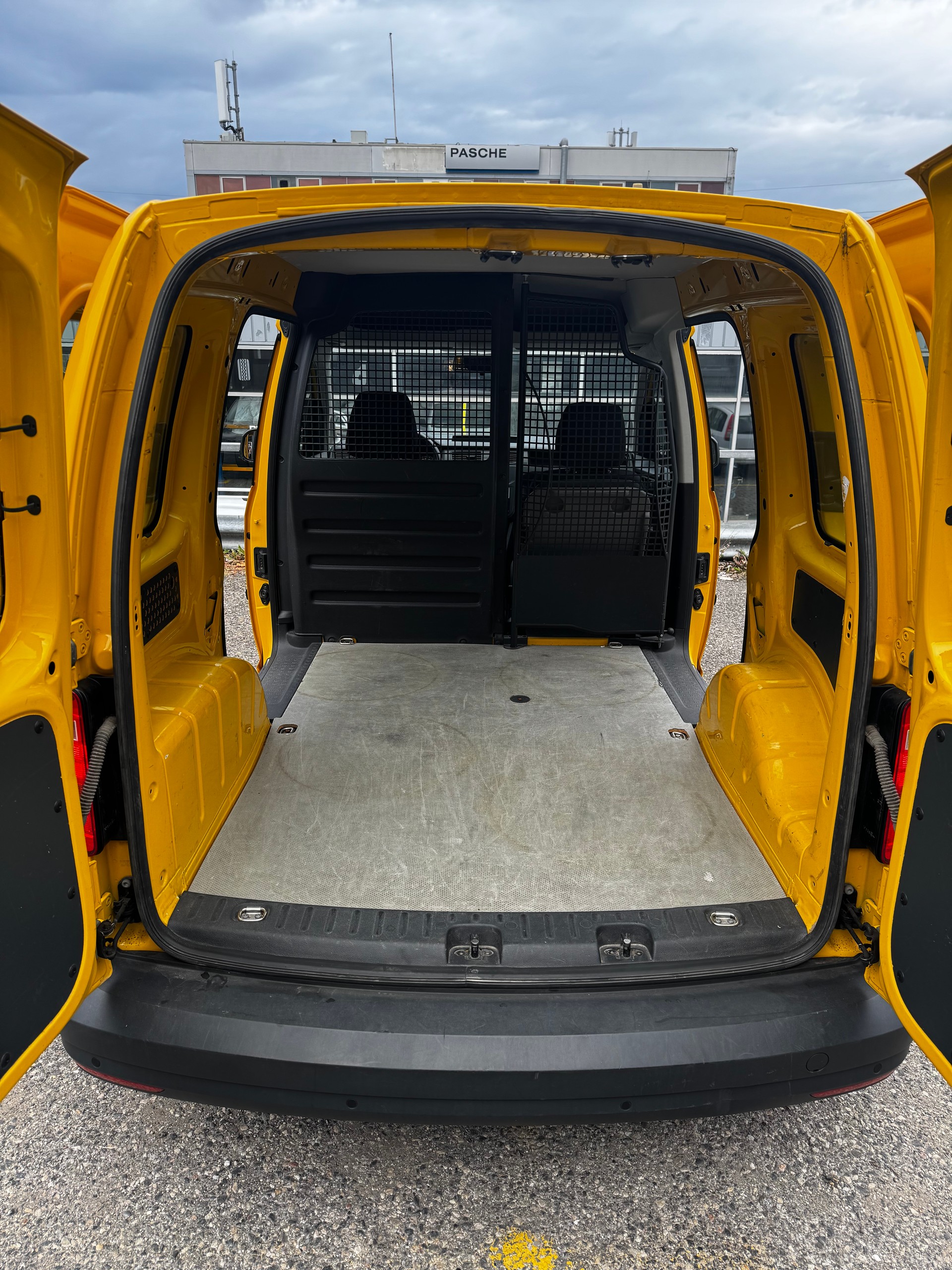 VW Caddy 2.0TDI 4Motion BlueMotion Technology-image-7