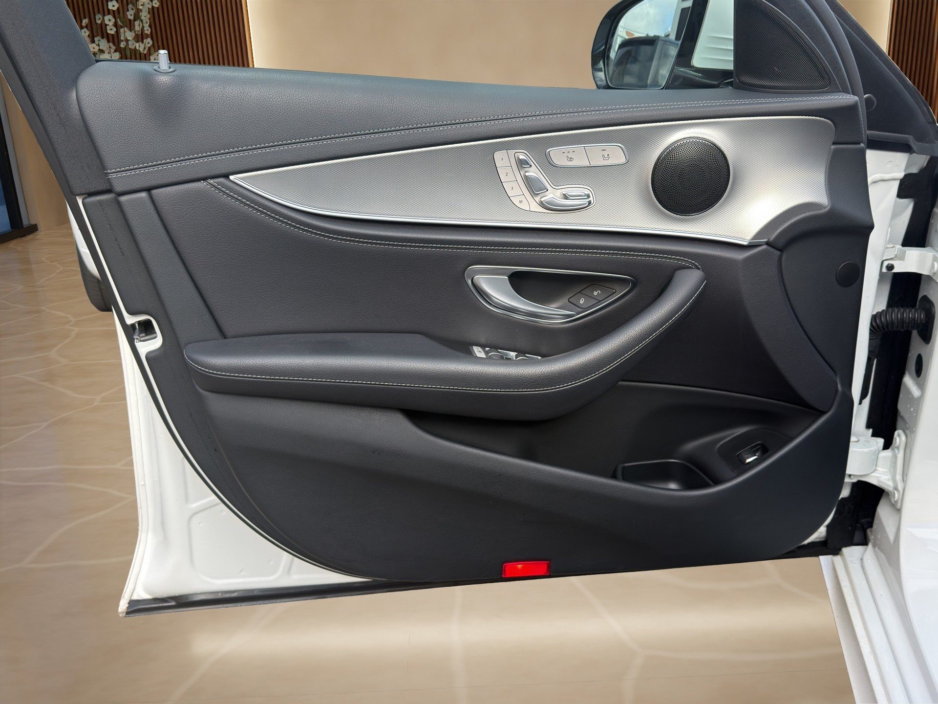 MERCEDES-BENZ E 450 AMG Line 4Matic 9G-Tronic-image-15