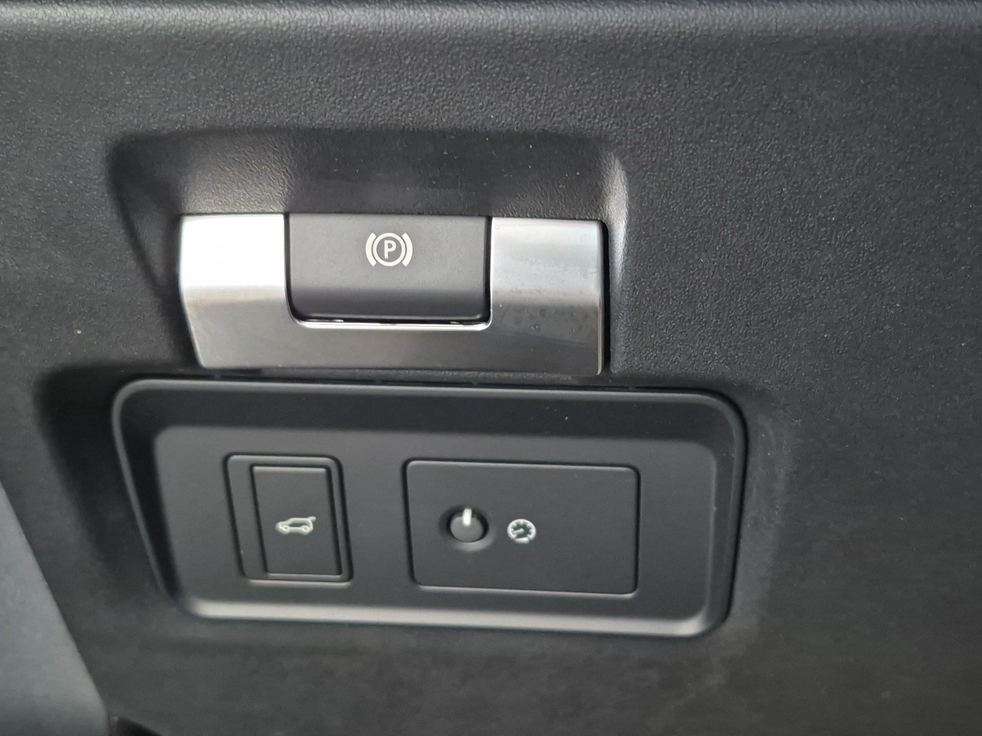 LAND ROVER Discovery Sport 2.0 SD4 200 SE-image-16