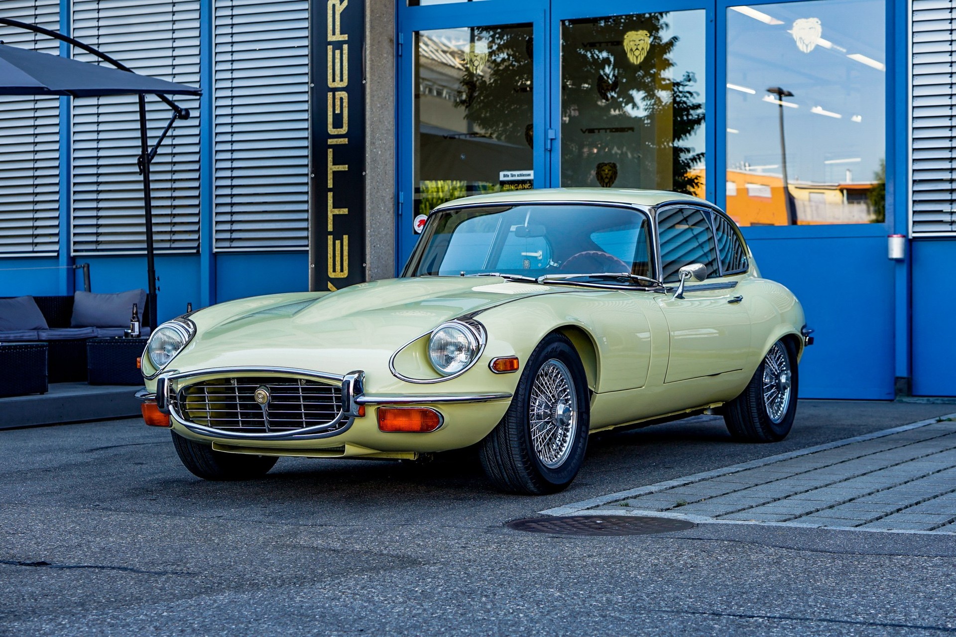 JAGUAR E-Type V12 2+2 III-showroom-element-2