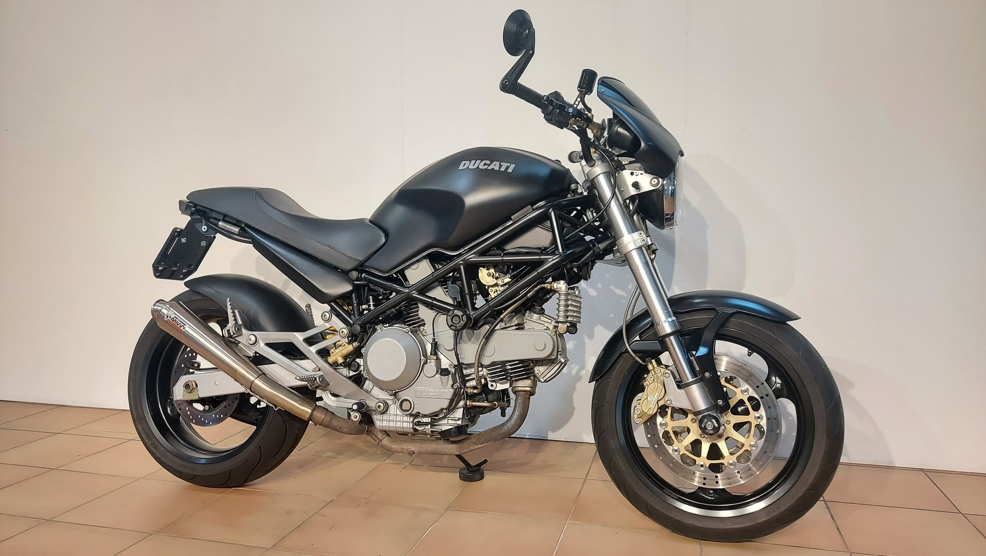DUCATI Monster 900 i.e Special-showroom-element-2