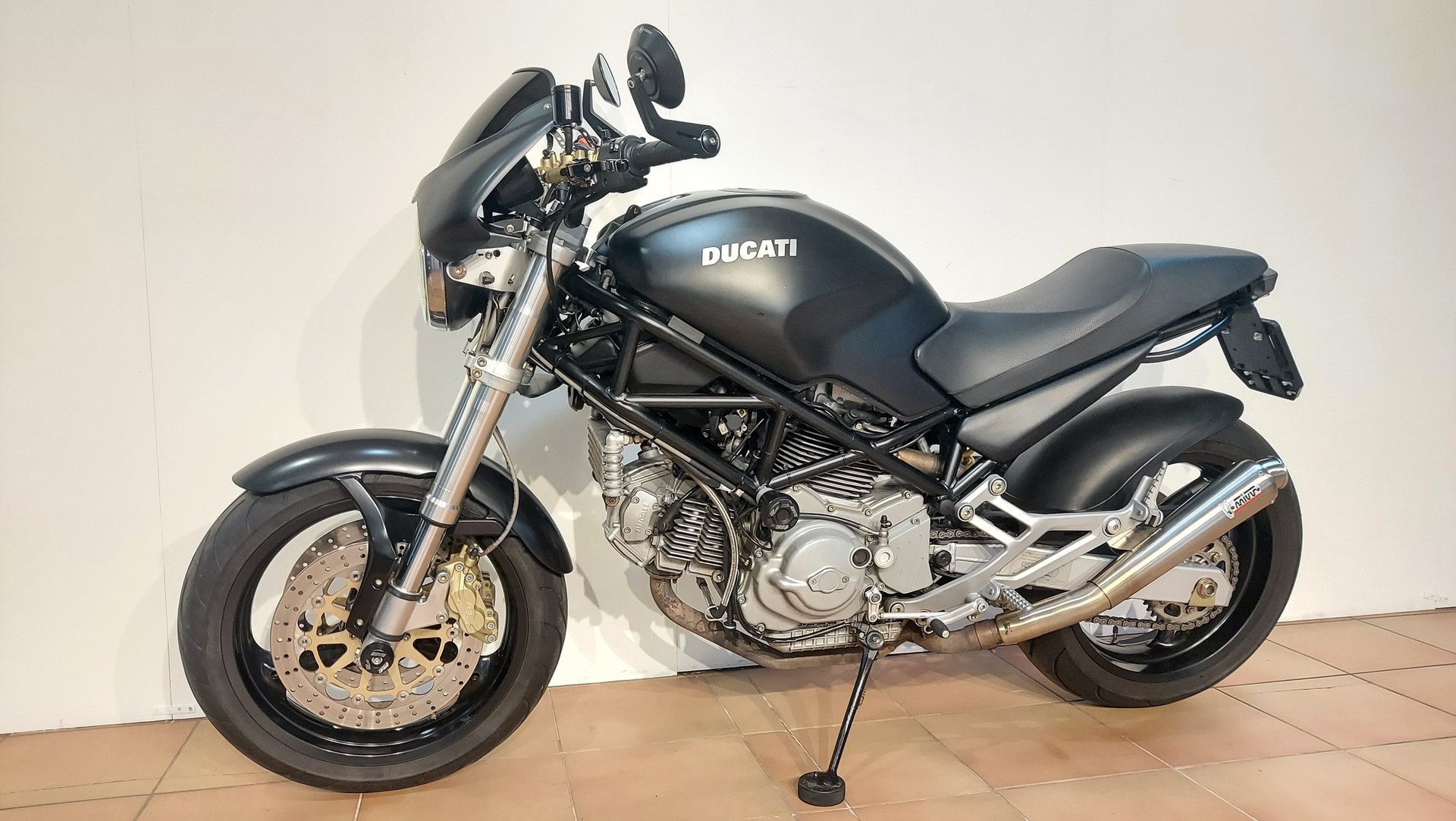DUCATI Monster 900 i.e Special-showroom-element-3