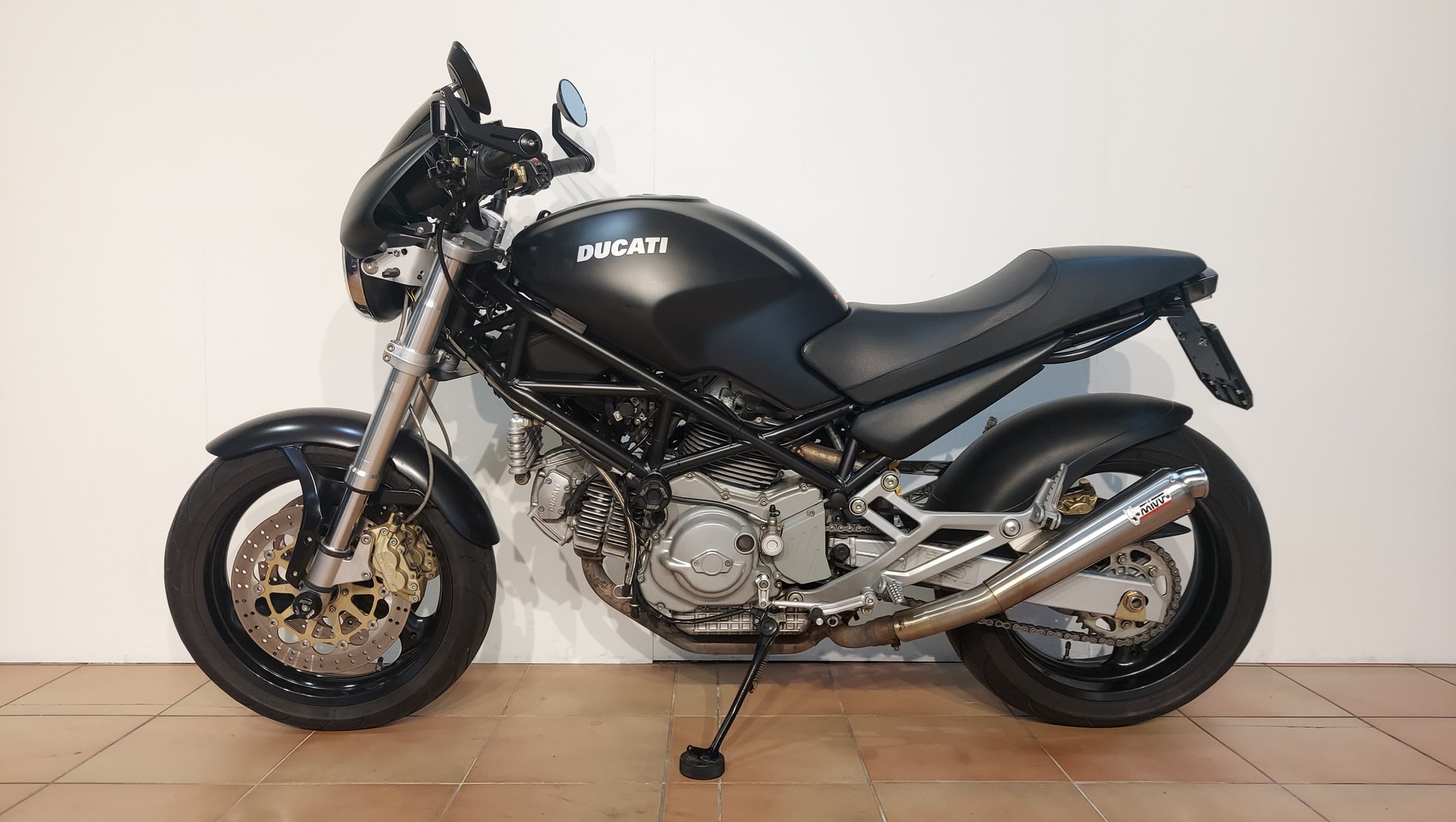 DUCATI Monster 900 i.e Special-showroom-element-1