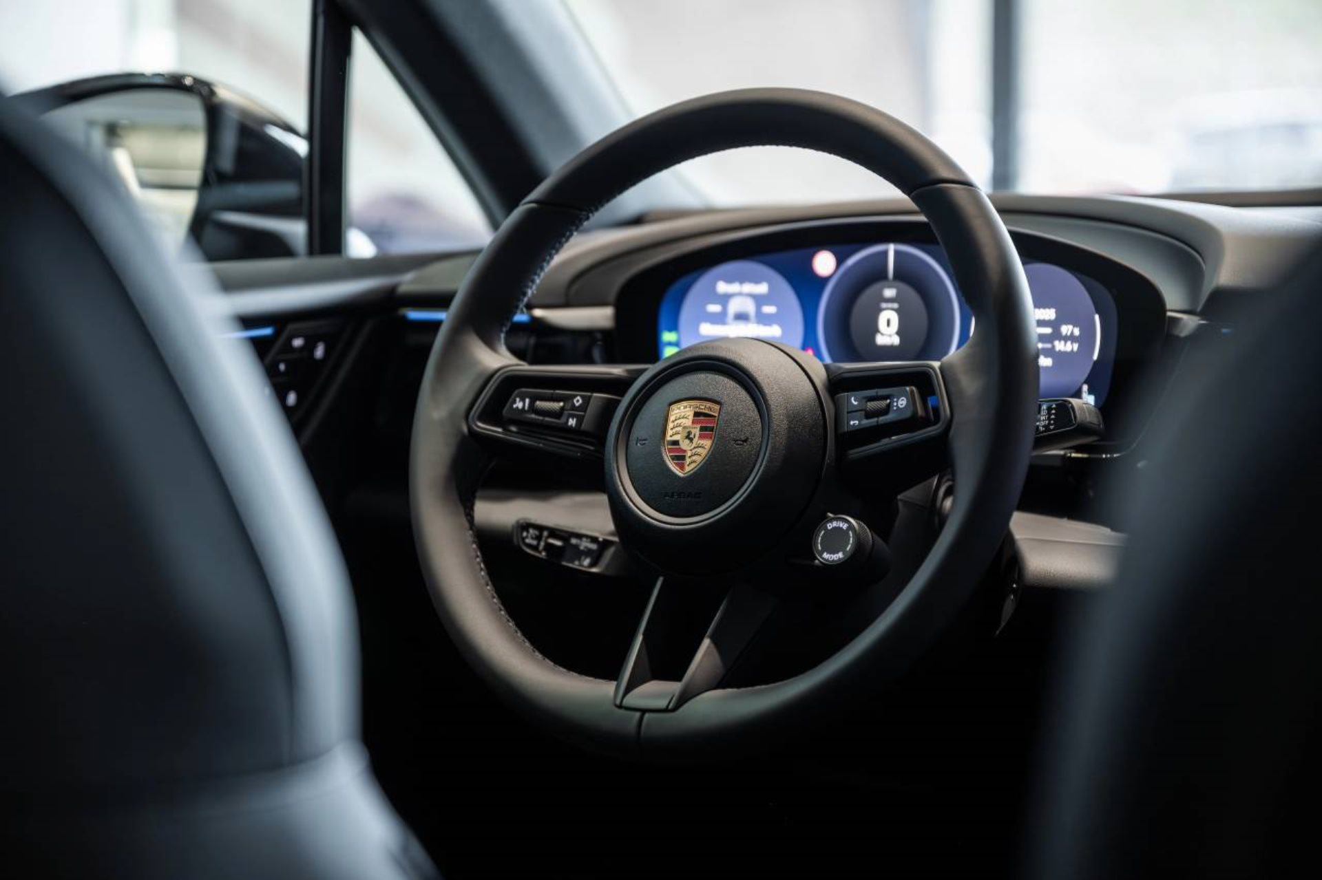 PORSCHE Macan-image-22