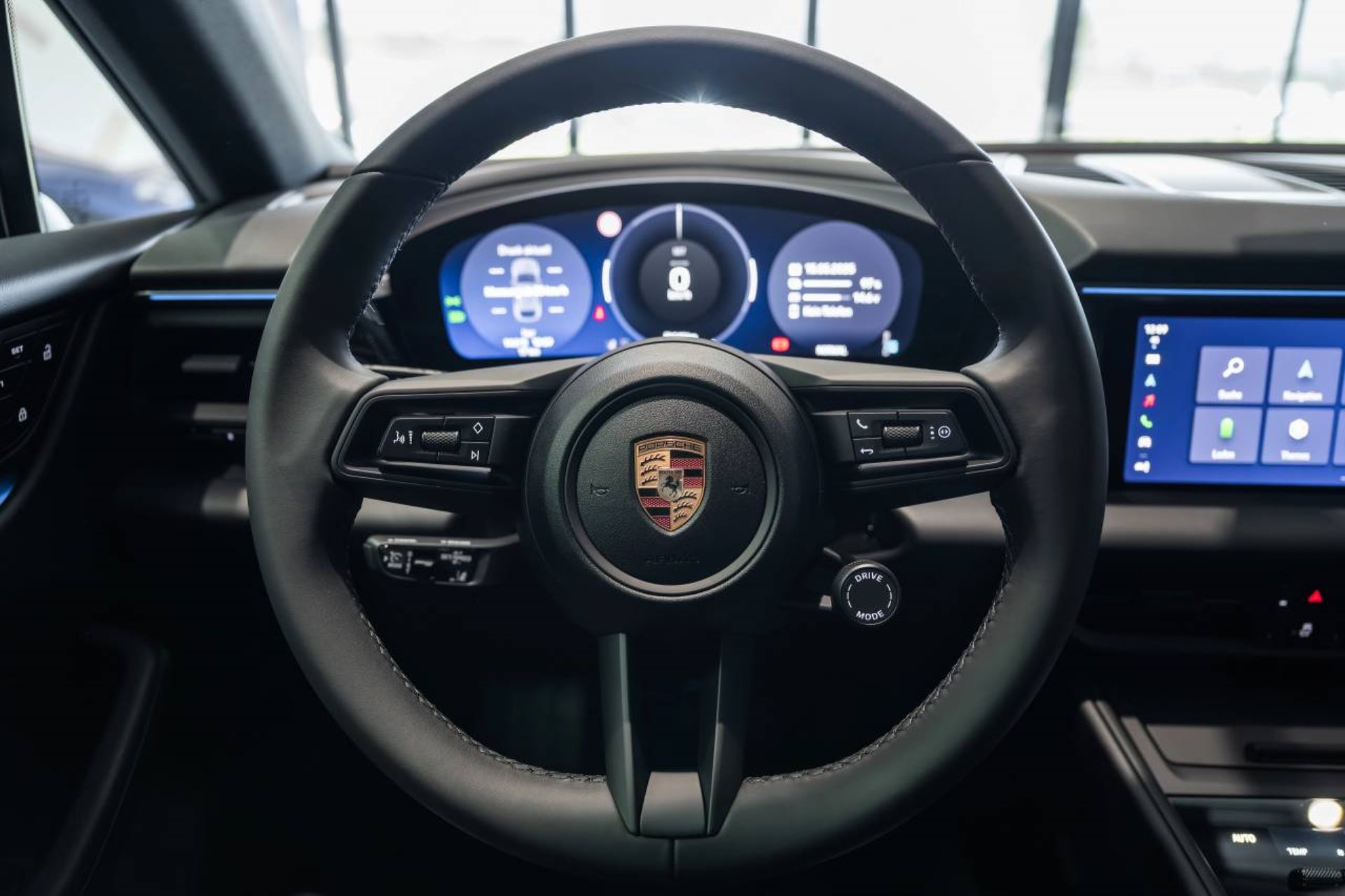 PORSCHE Macan-image-12