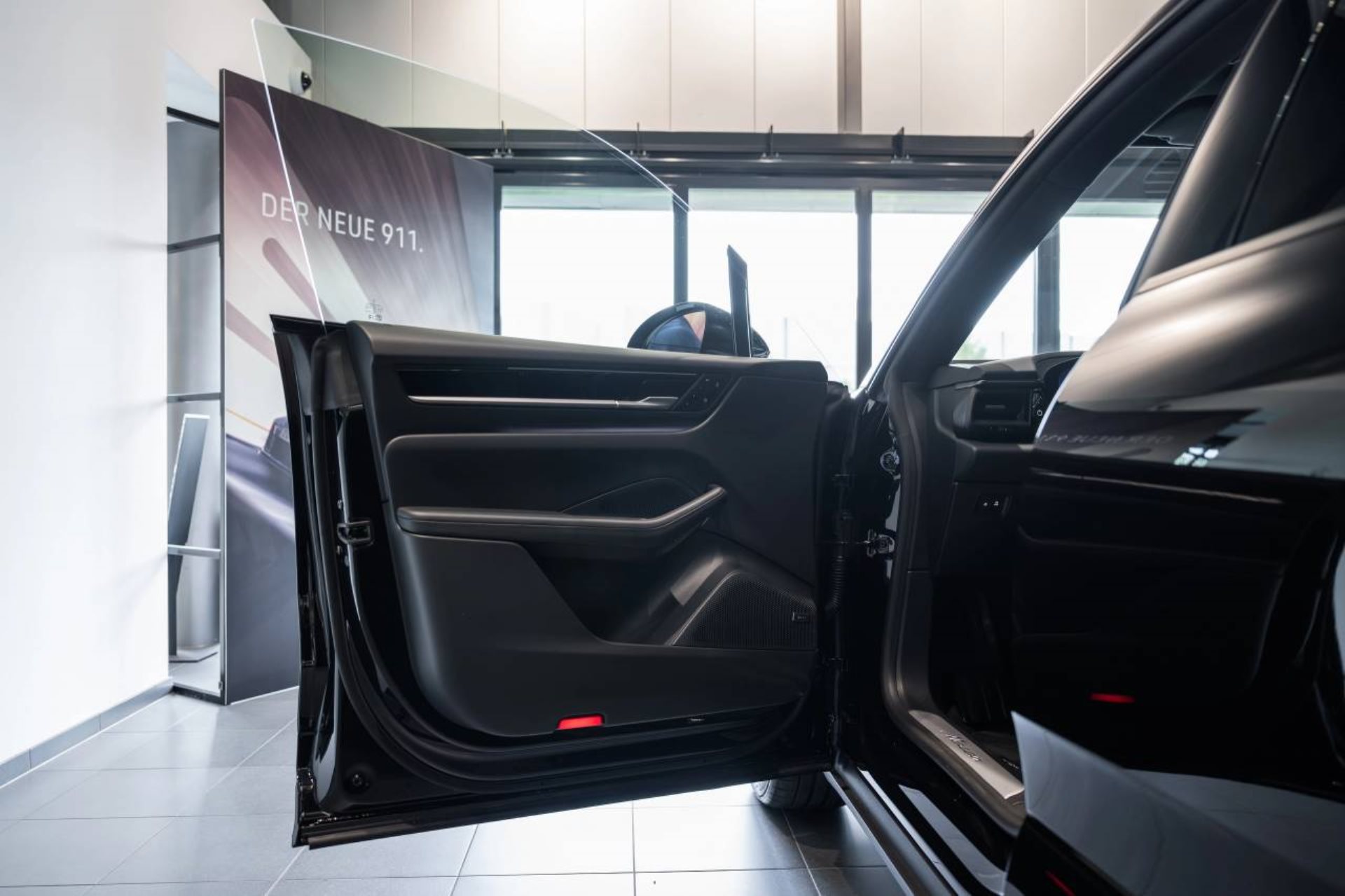 PORSCHE Macan-image-18