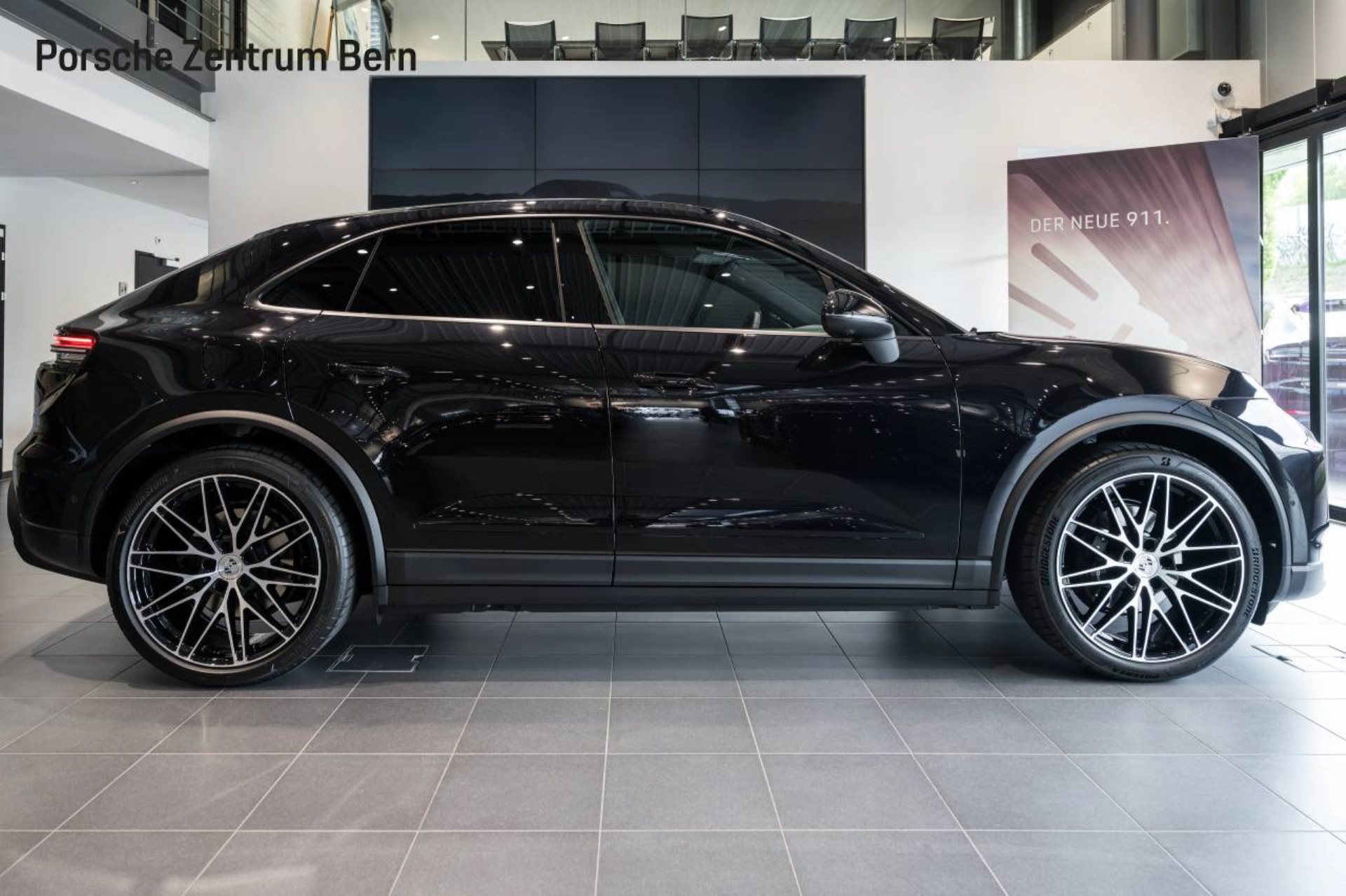 PORSCHE Macan-image-1