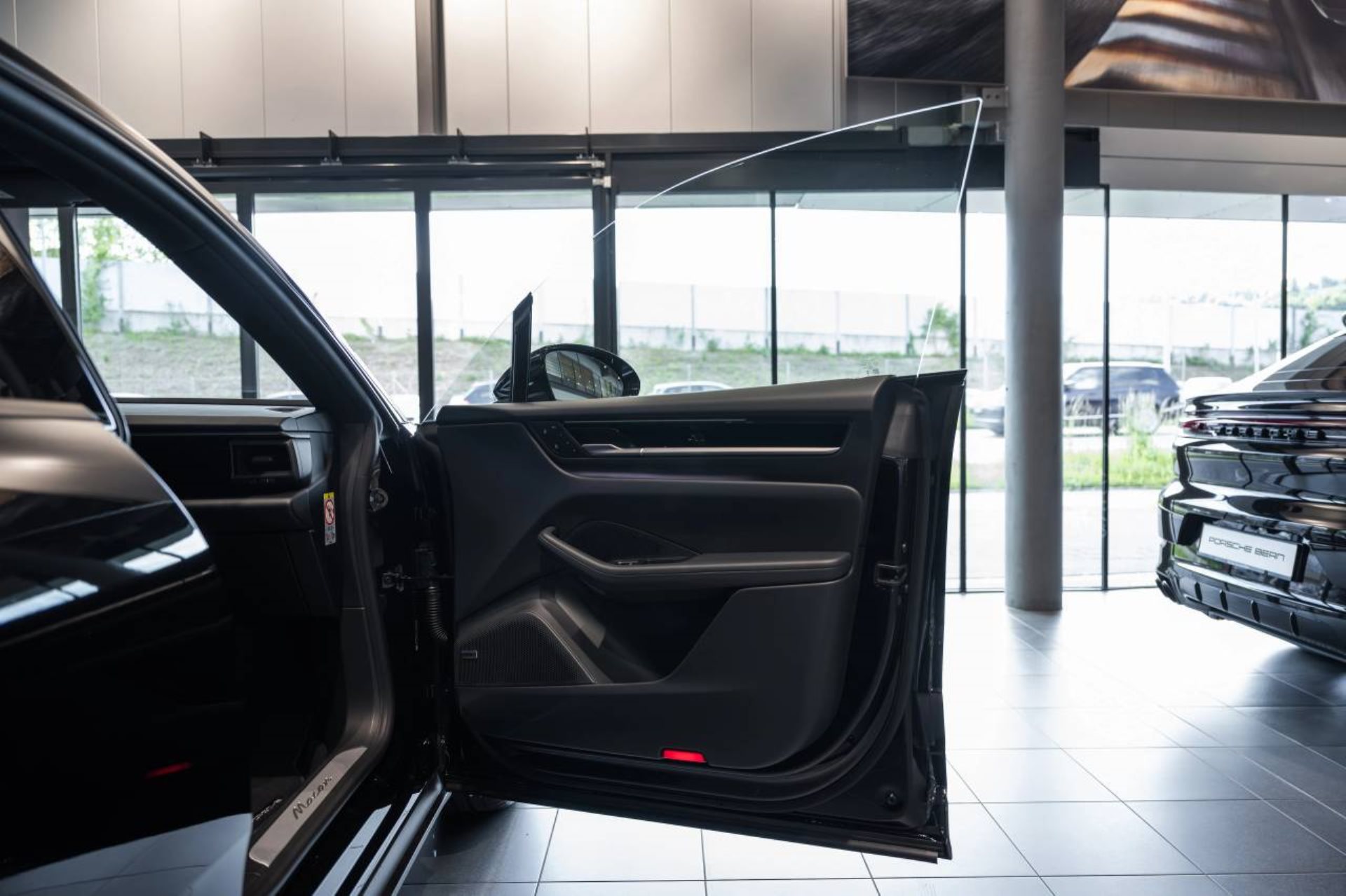 PORSCHE Macan-image-20
