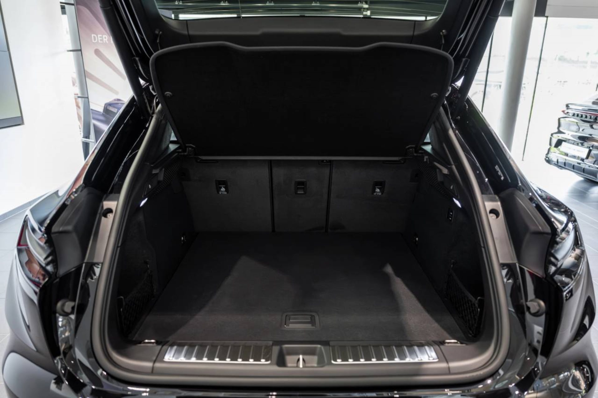 PORSCHE Macan-image-6