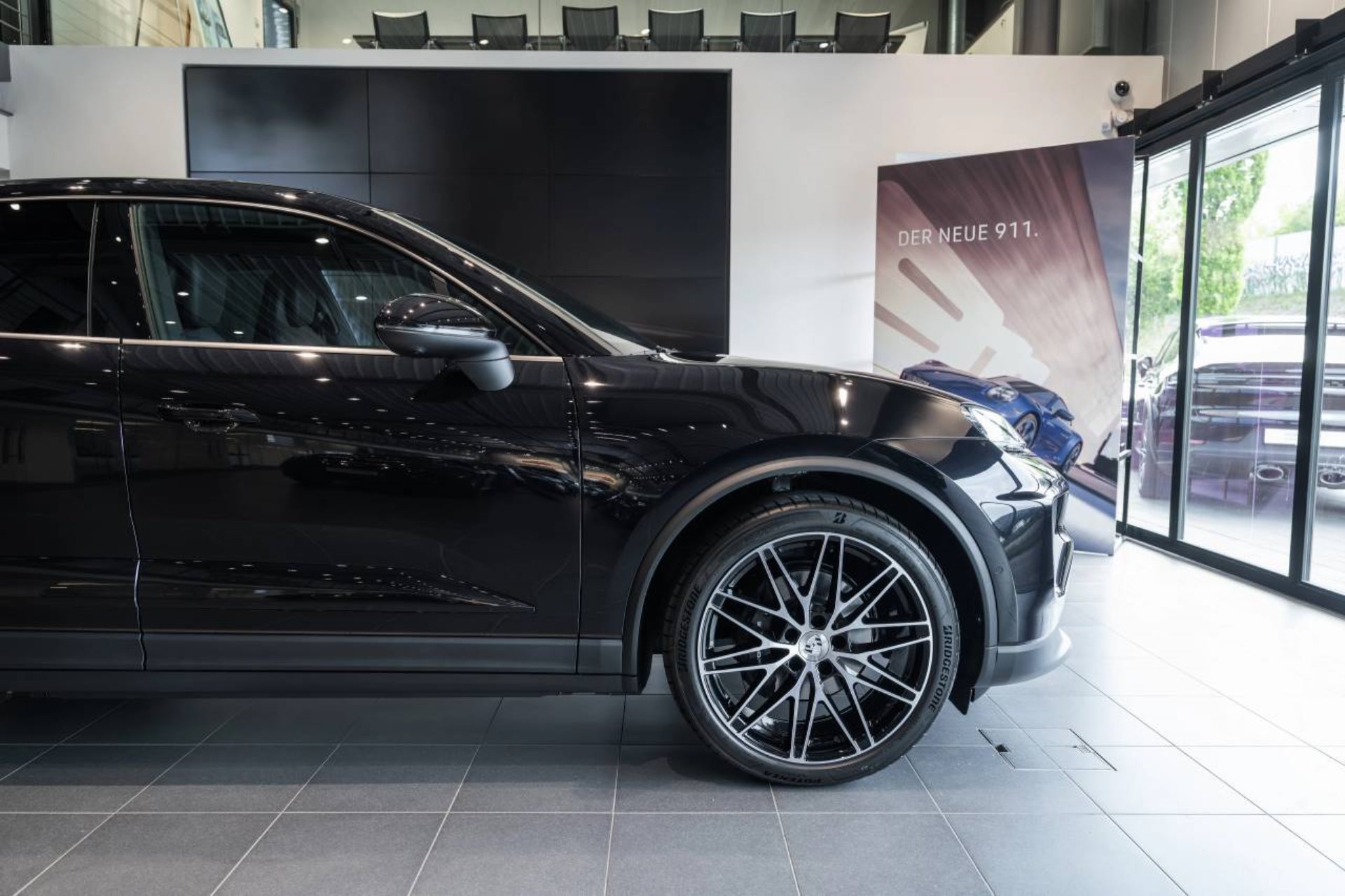 PORSCHE Macan-image-11