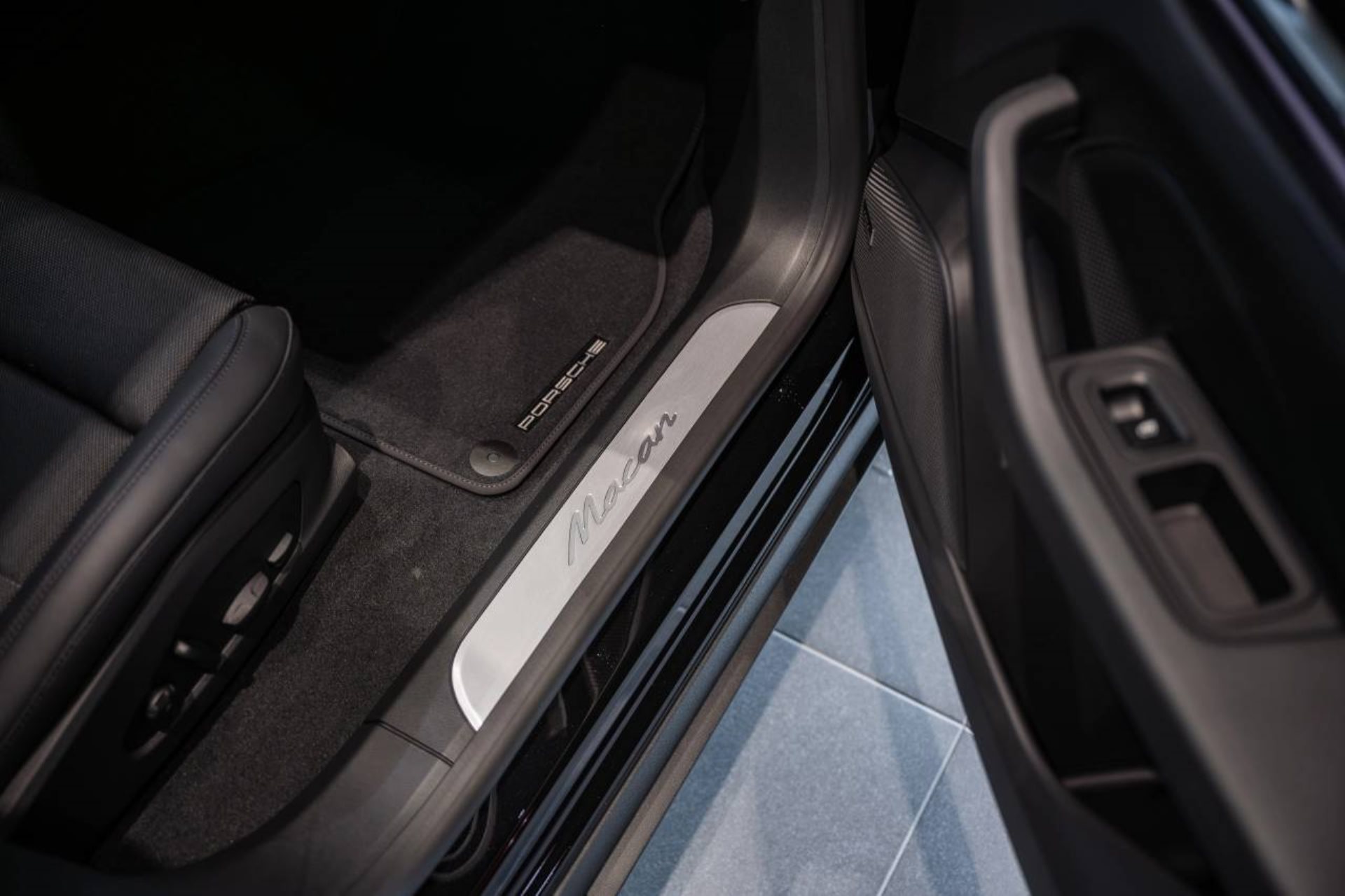 PORSCHE Macan-image-21