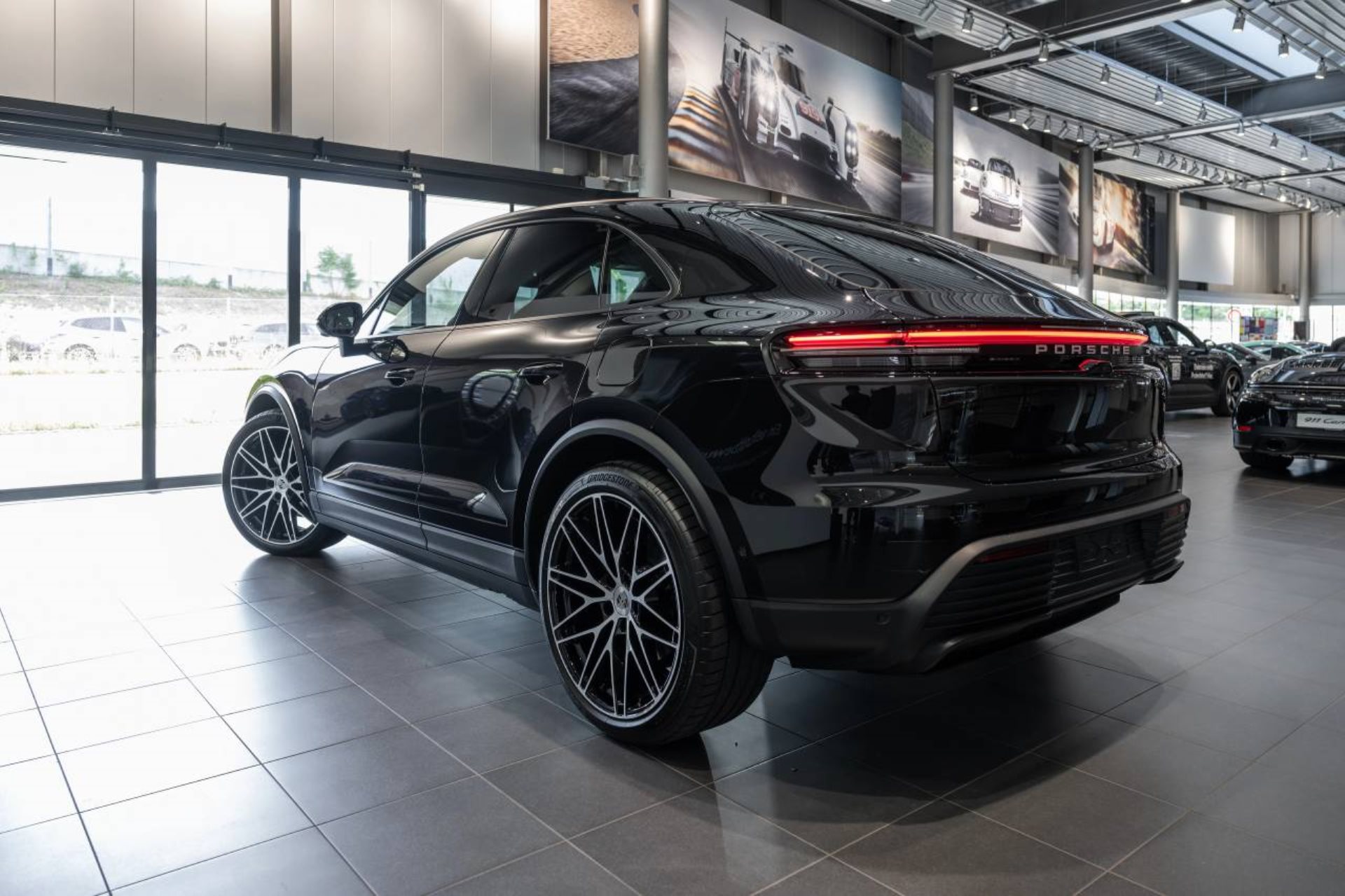 PORSCHE Macan-image-7