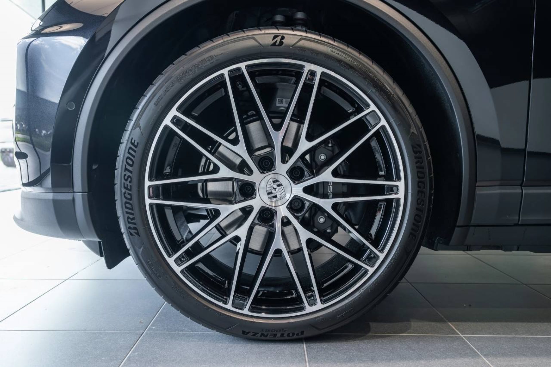 PORSCHE Macan-image-25