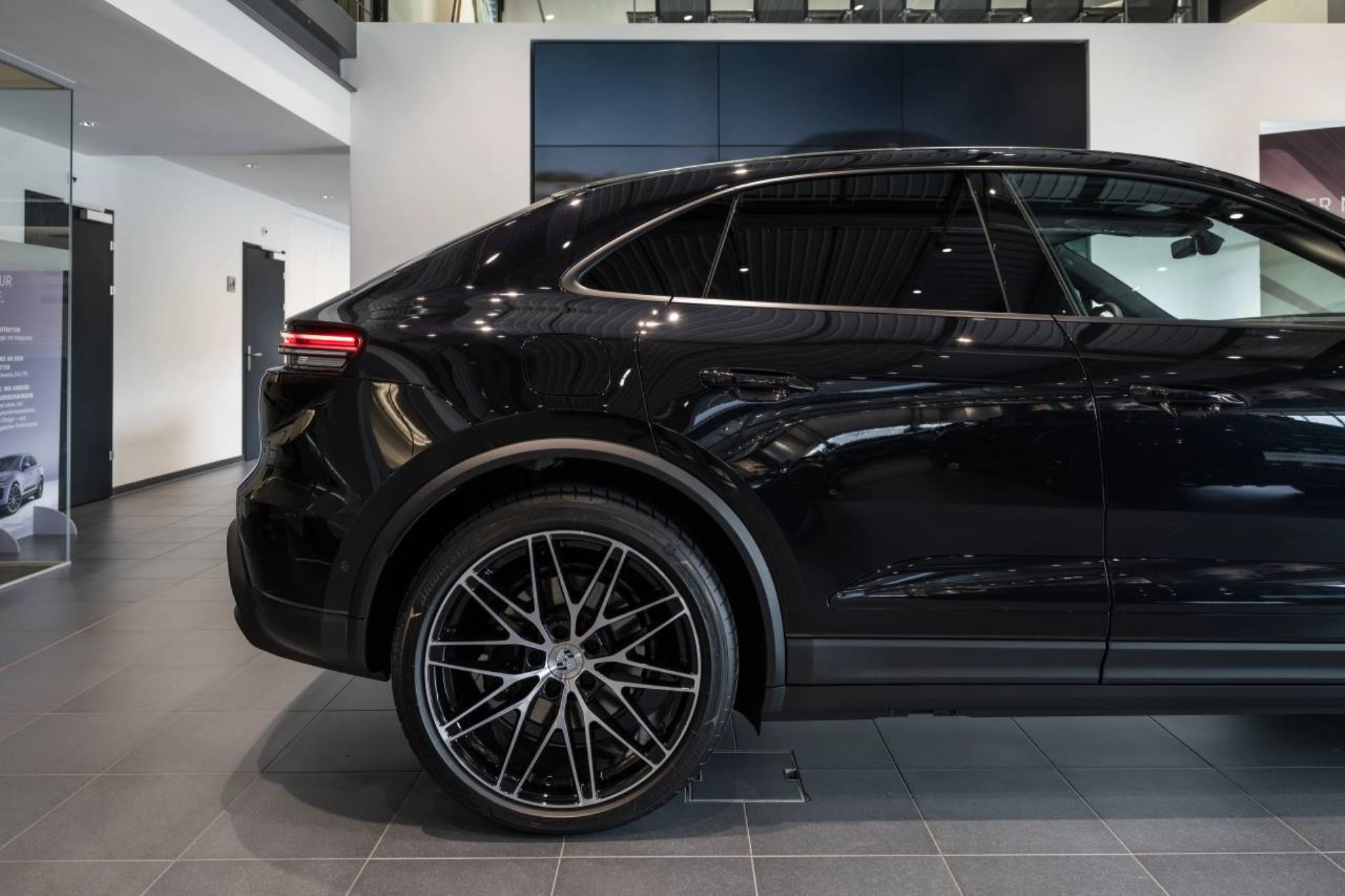PORSCHE Macan-image-10