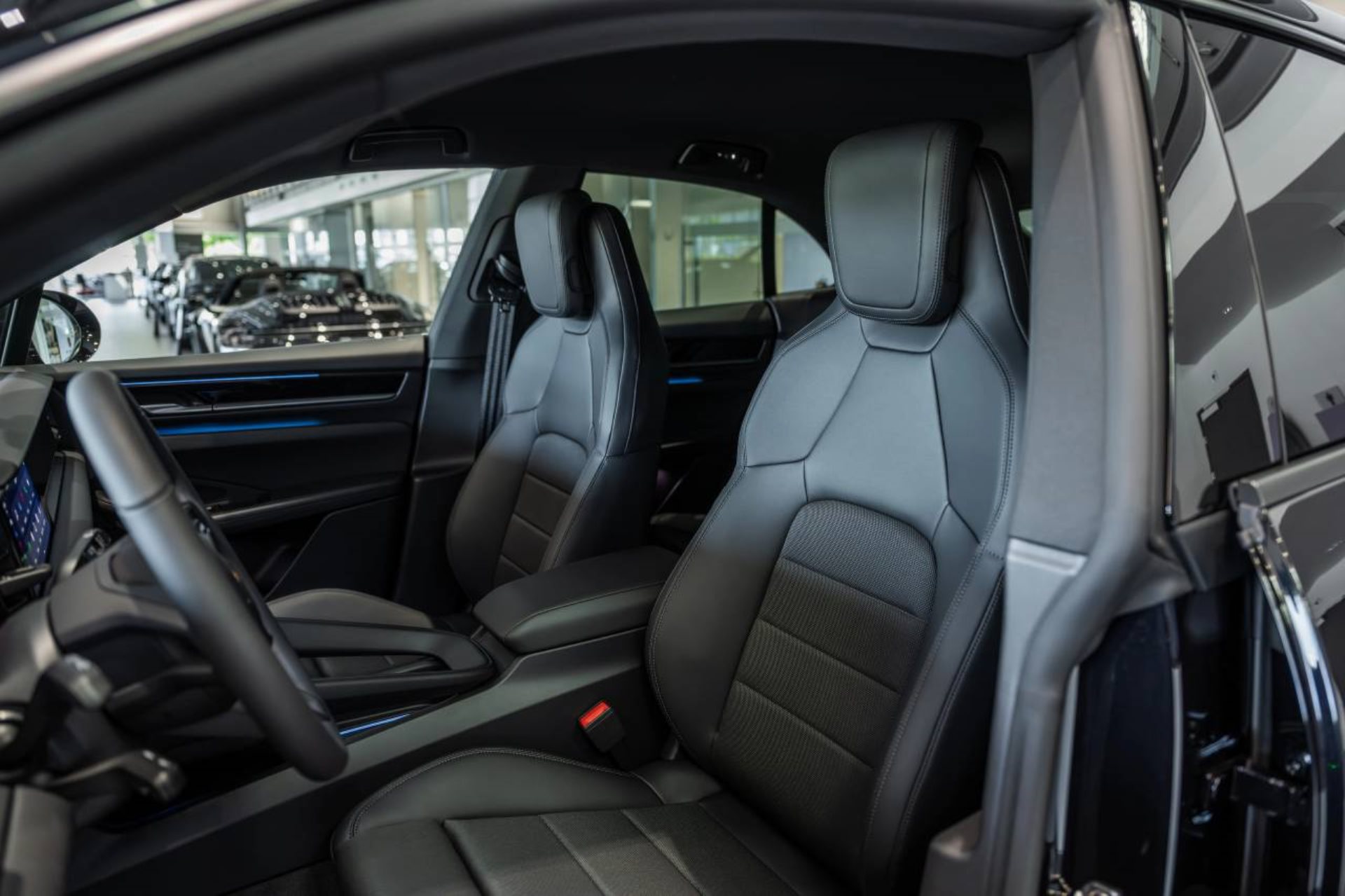 PORSCHE Macan-image-4