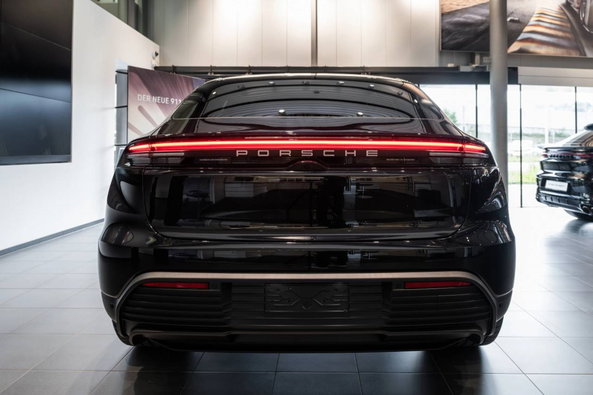 PORSCHE Macan-image-5