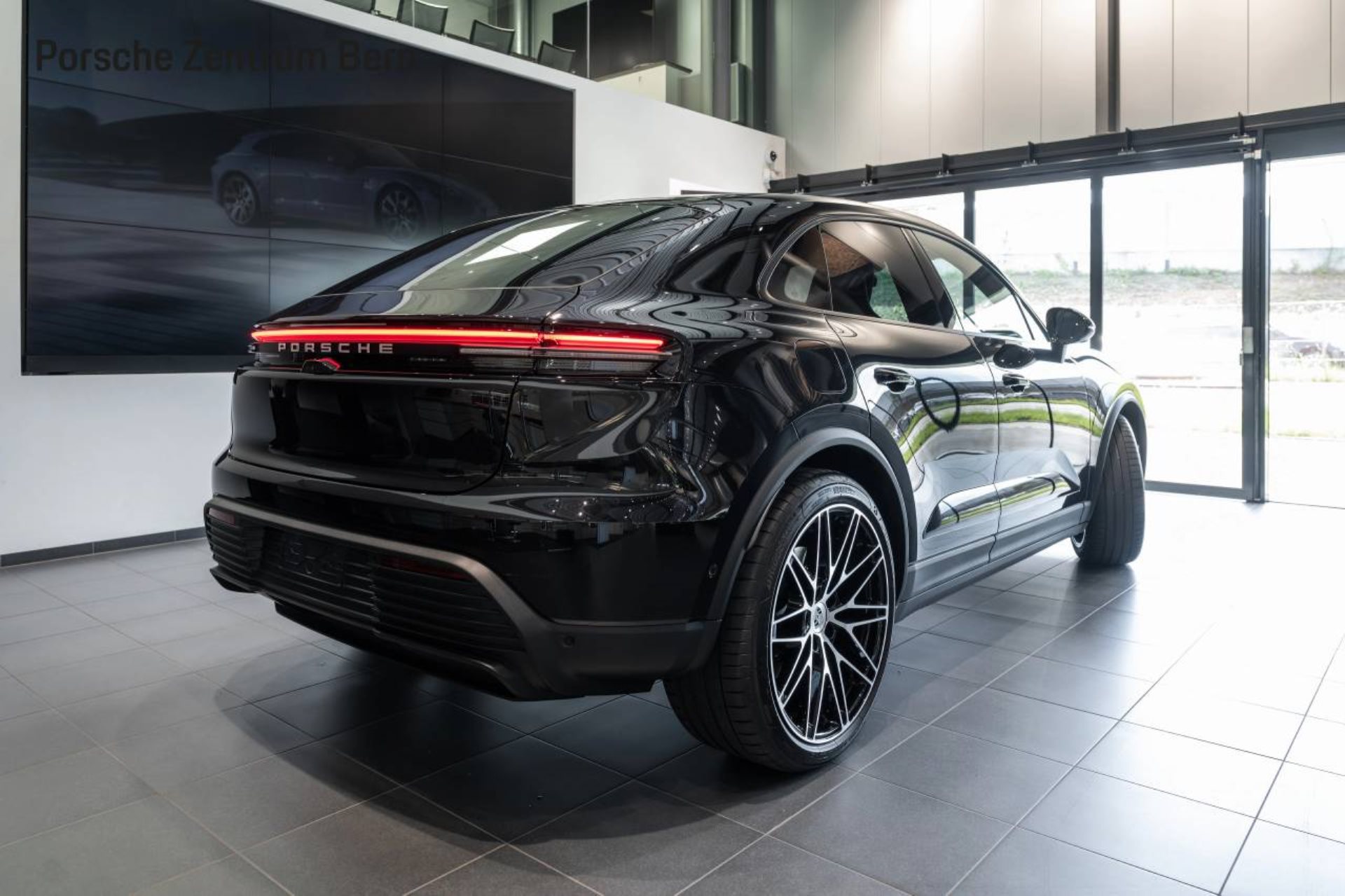 PORSCHE Macan-image-2