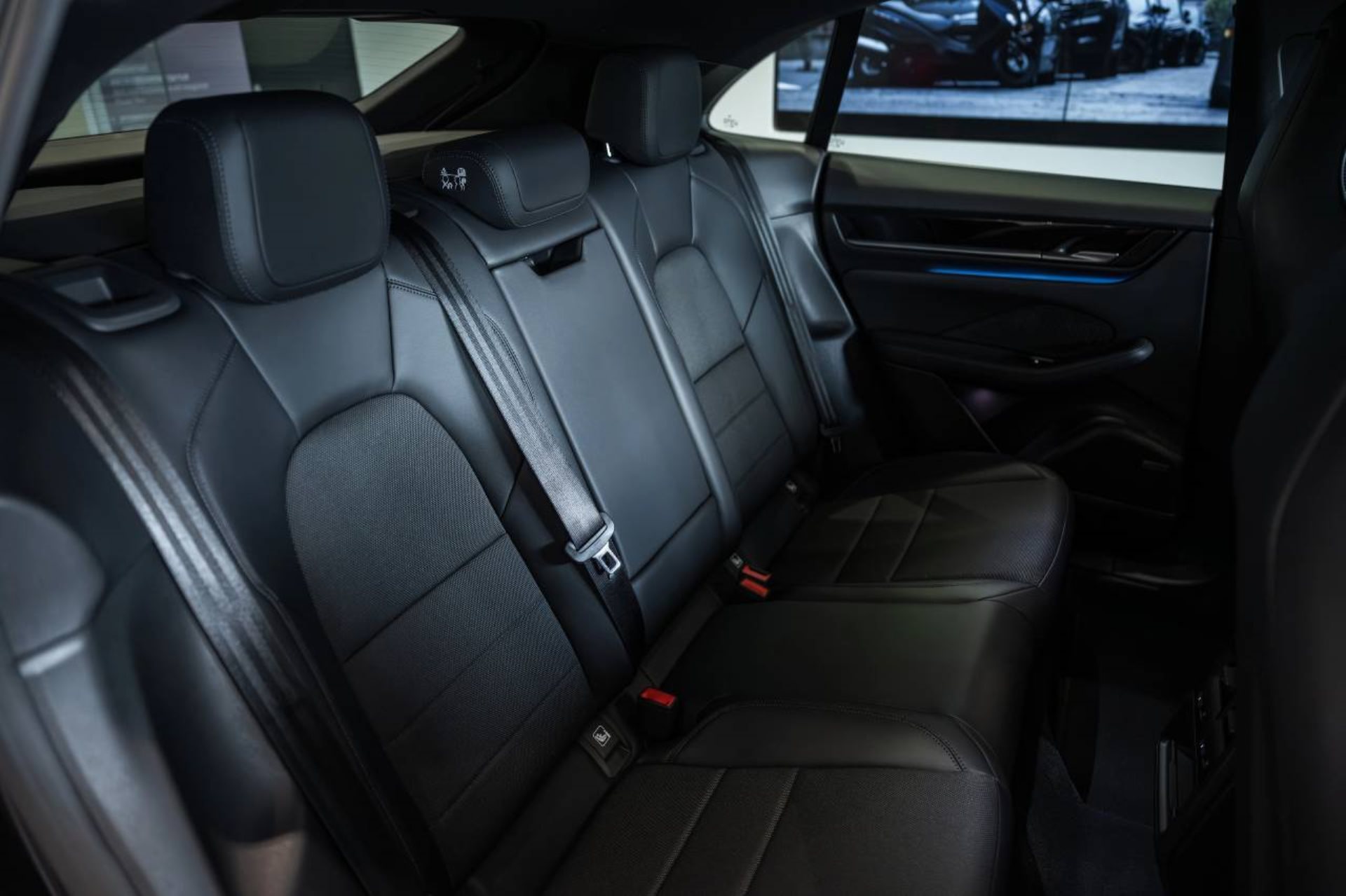PORSCHE Macan-image-17