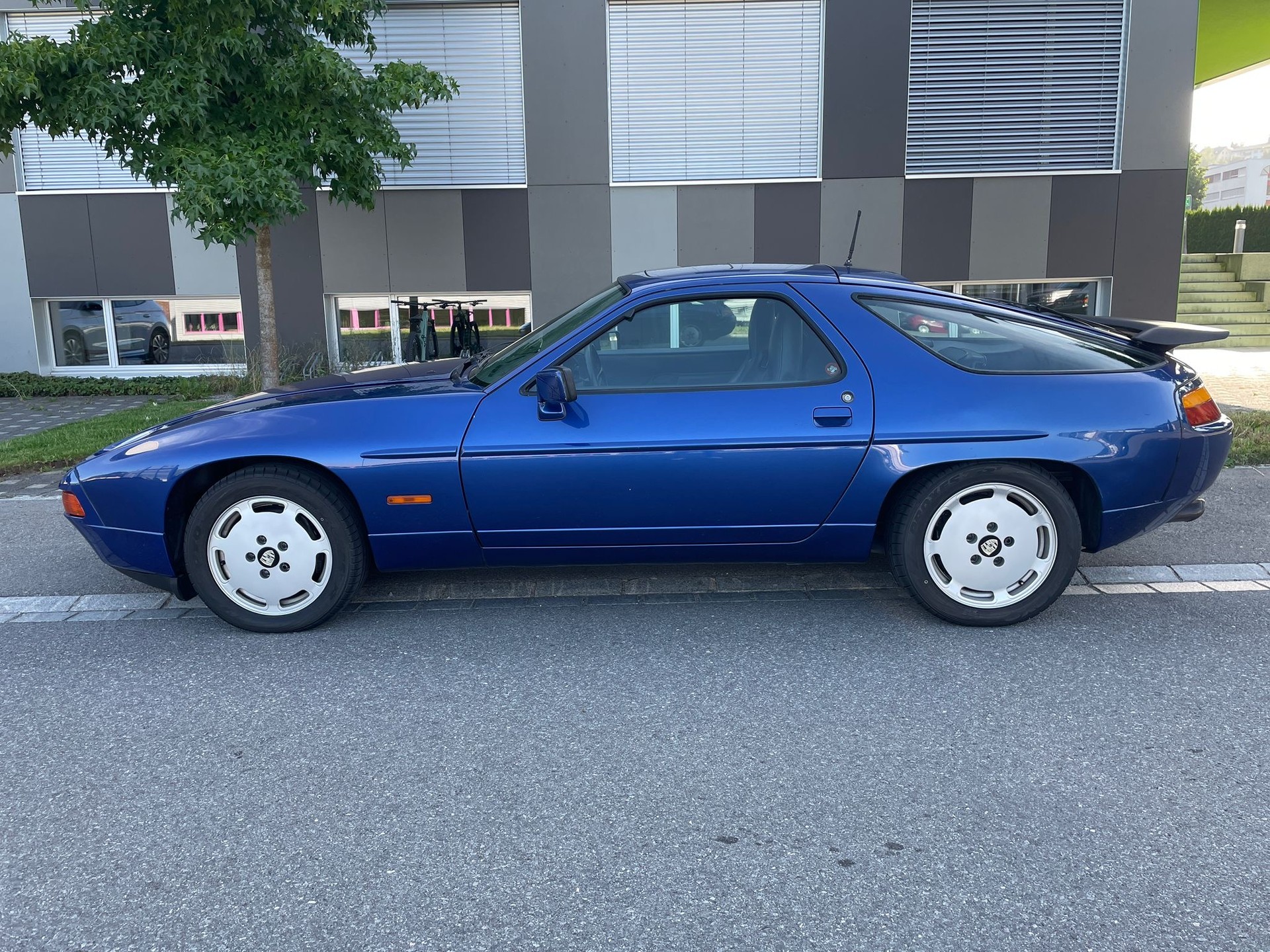 PORSCHE 928 S4-image-3