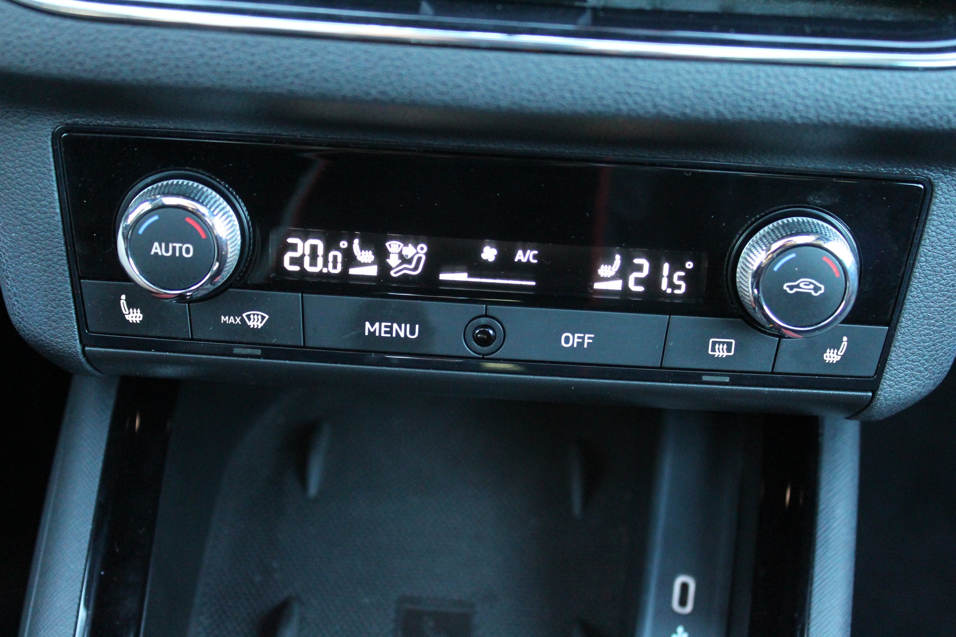 SKODA Kamiq 1.5 TSI ACT Monte Carlo DSG - "Toit Pano * 8 Roues * Tempomat Adapt * Caméra * Son Premium"-image-15