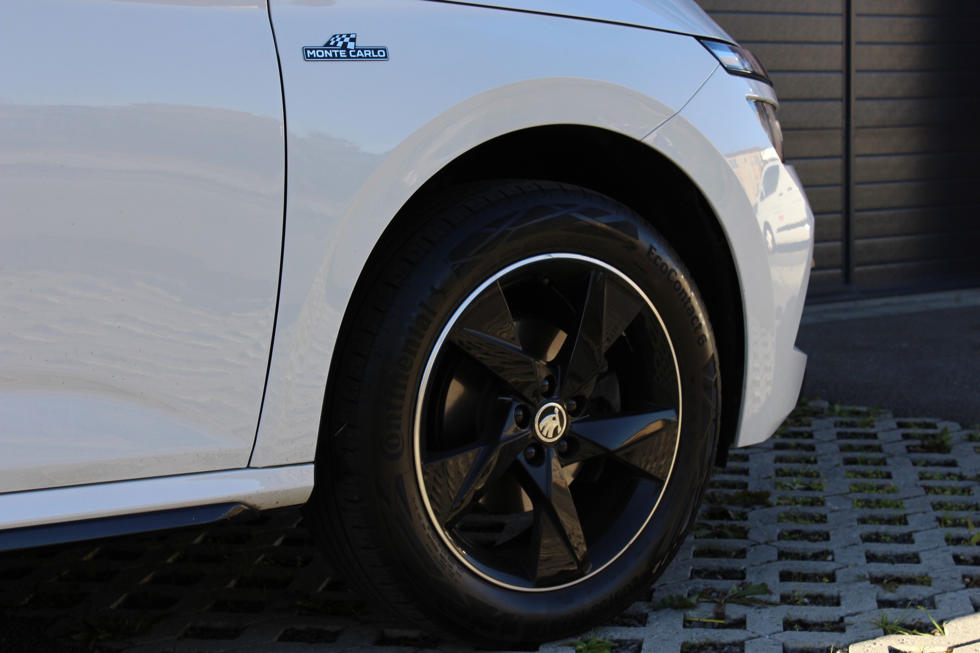 SKODA Kamiq 1.5 TSI ACT Monte Carlo DSG - "Toit Pano * 8 Roues * Tempomat Adapt * Caméra * Son Premium"-image-2