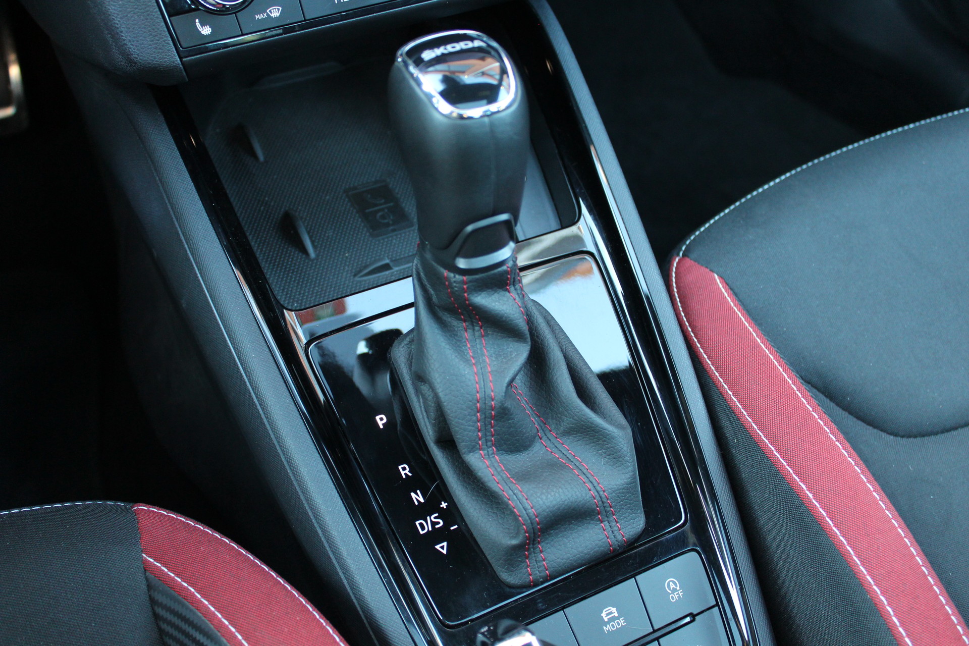 SKODA Kamiq 1.5 TSI ACT Monte Carlo DSG - "Toit Pano * 8 Roues * Tempomat Adapt * Caméra * Son Premium"-image-11