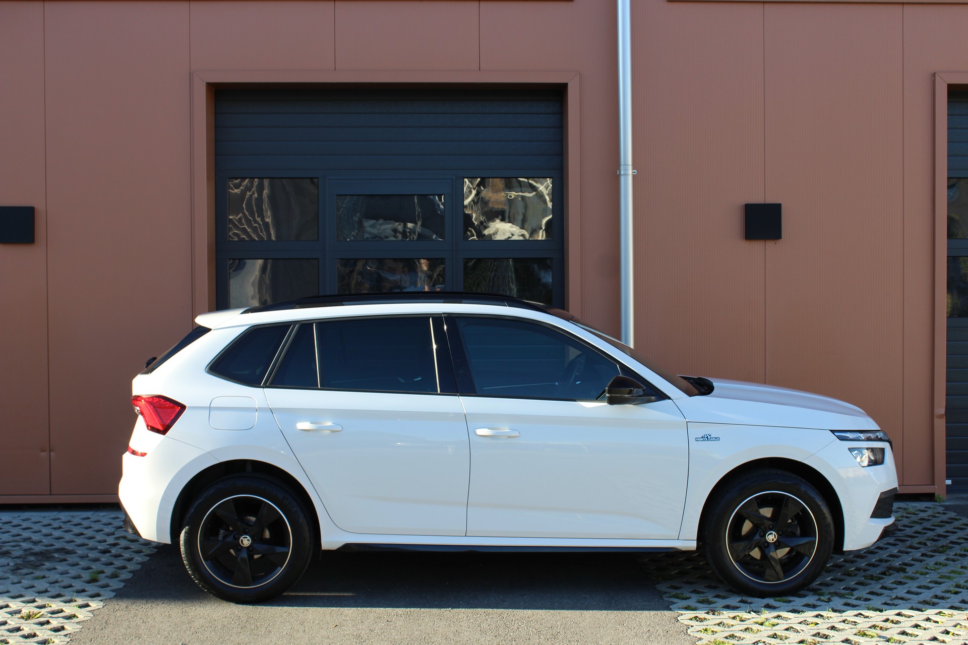 SKODA Kamiq 1.5 TSI ACT Monte Carlo DSG - "Toit Pano * 8 Roues * Tempomat Adapt * Caméra * Son Premium"-image-4