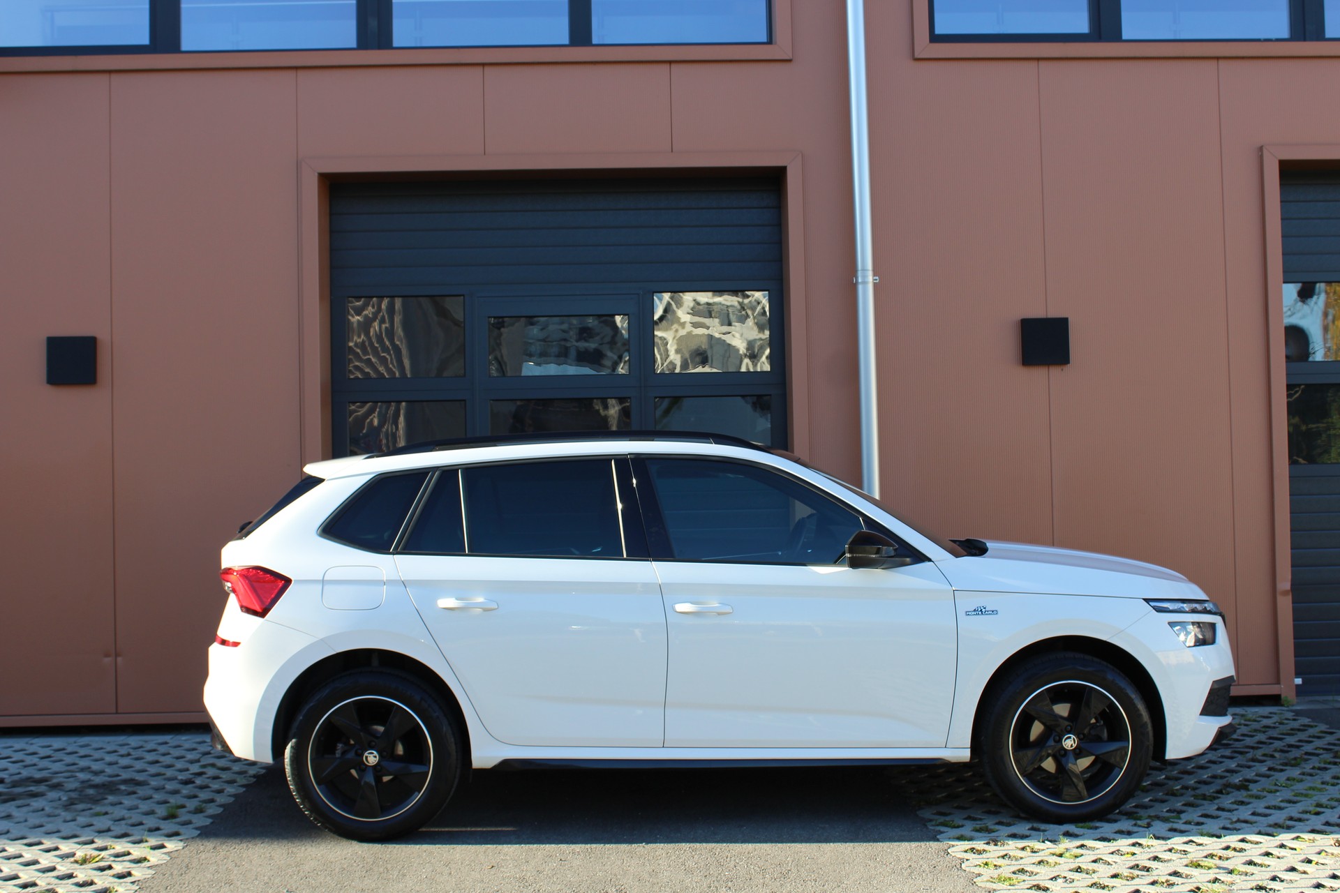 SKODA Kamiq 1.5 TSI ACT Monte Carlo DSG - "Toit Pano * 8 Roues * Tempomat Adapt * Caméra * Son Premium"-image-1