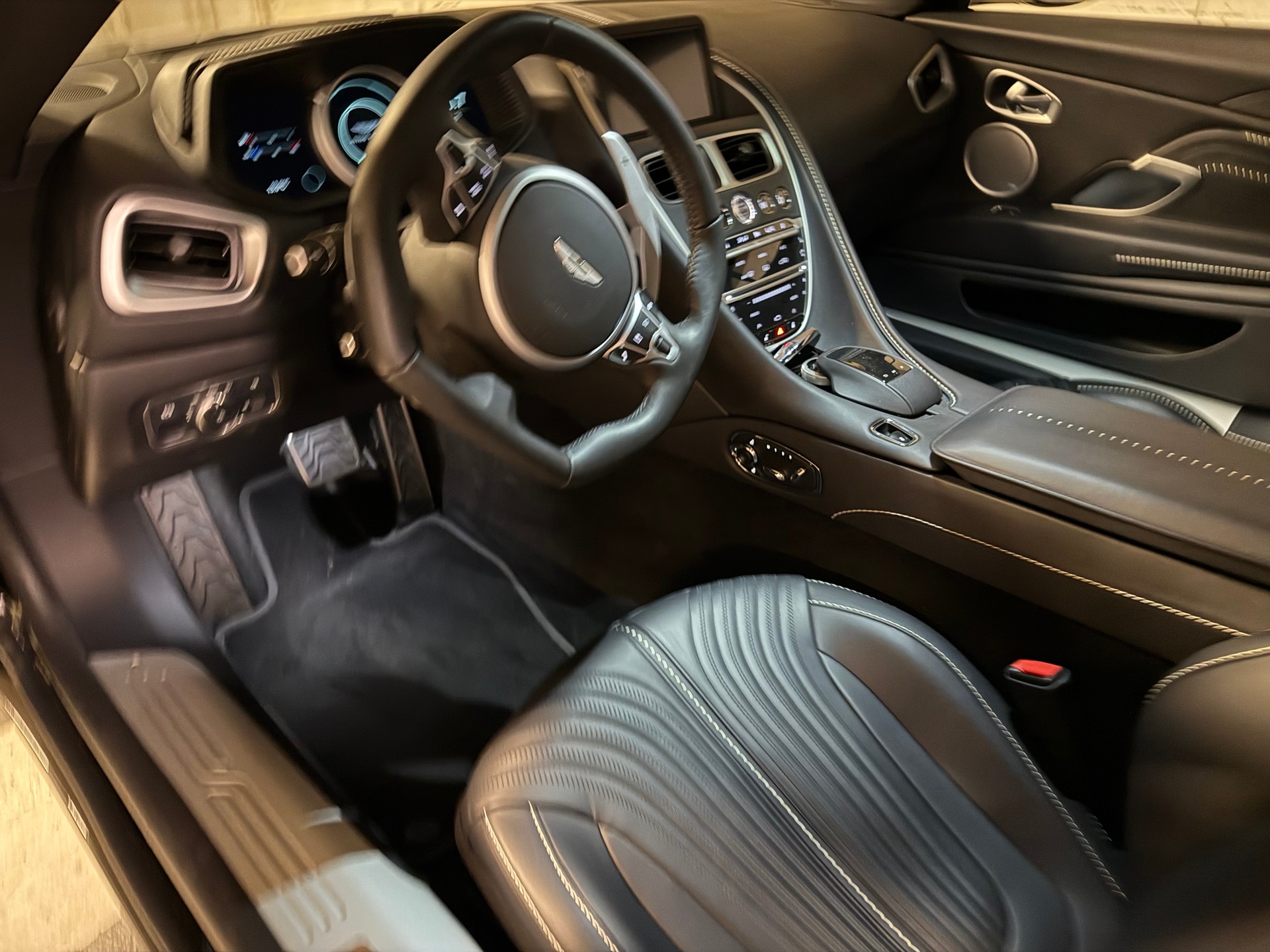 ASTON MARTIN DB11 Coupé 4.0 V8 Bi-Turbo-image-5
