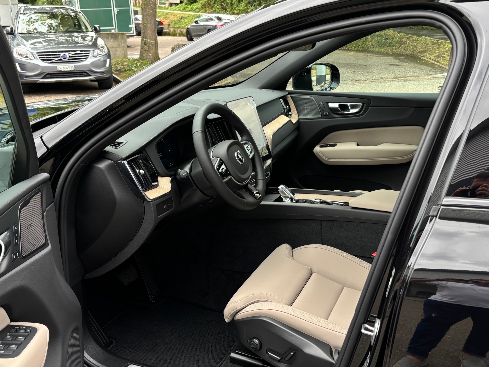 VOLVO XC60 2.0 T8 TE Ultra Dark eAWD-showroom-element-2