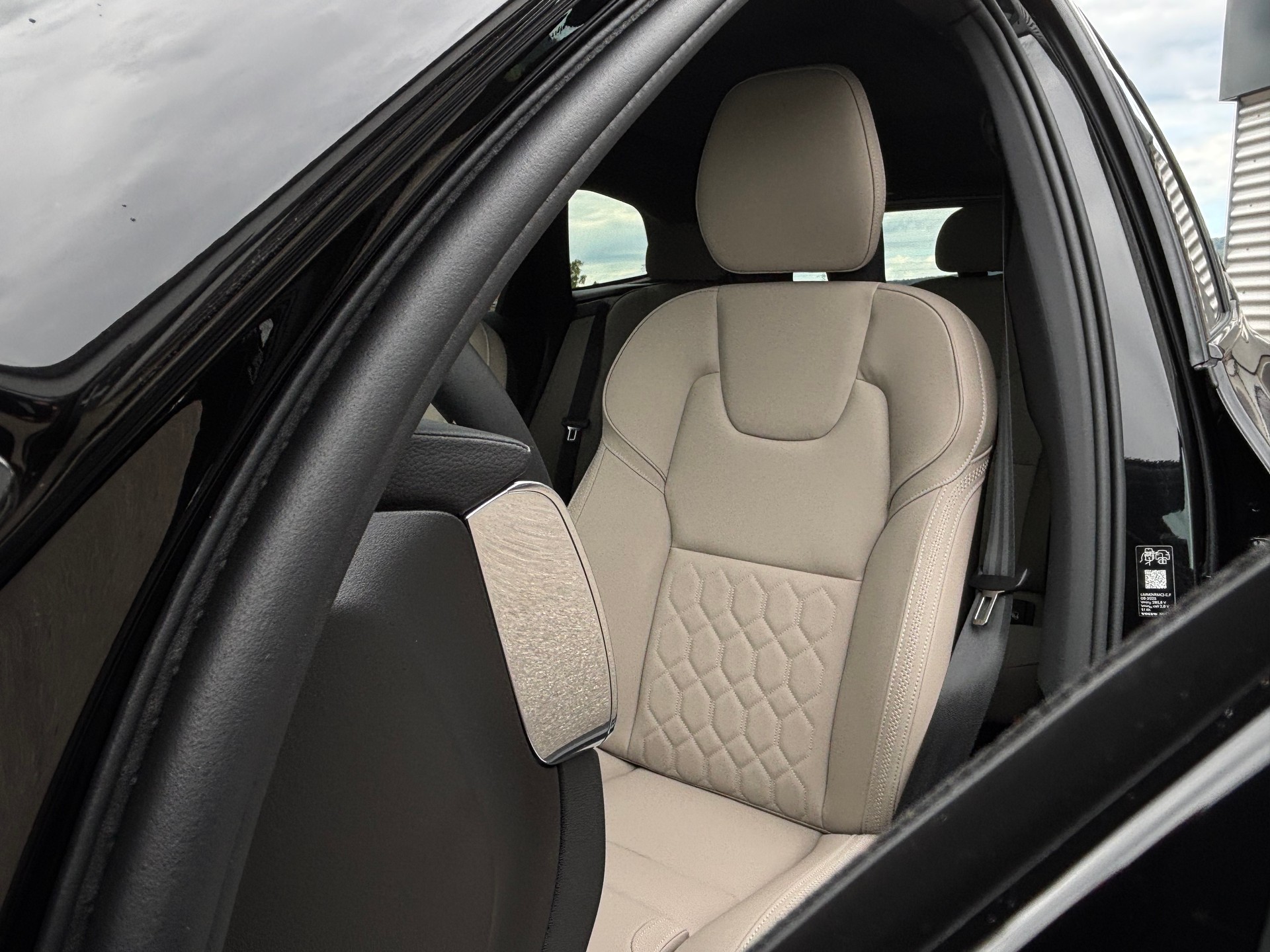 VOLVO XC60 2.0 T8 TE Ultra Dark eAWD-showroom-element-3
