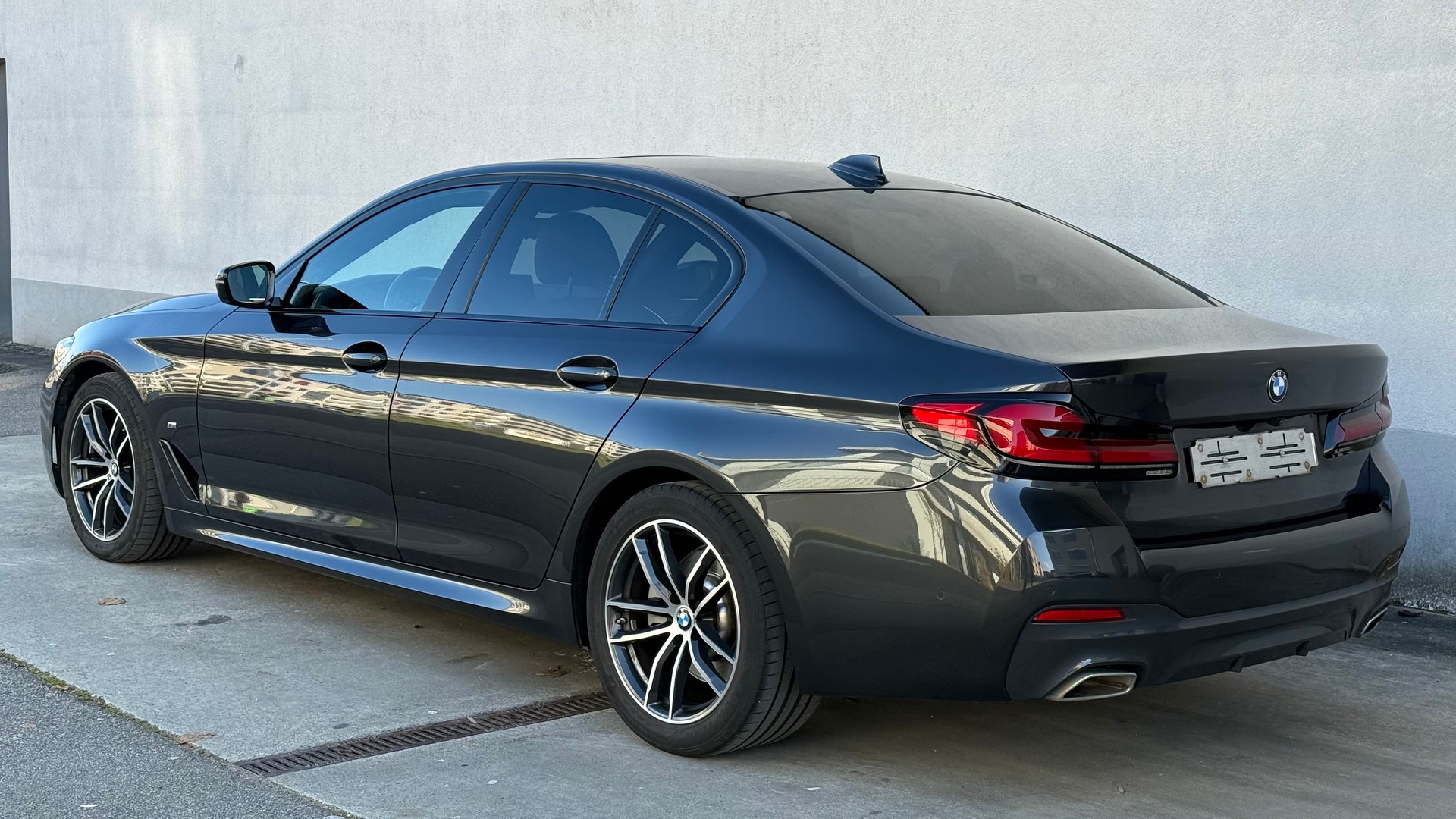 BMW 520d xDrive 48V Pure M Sport Edition Steptronic-showroom-element-3